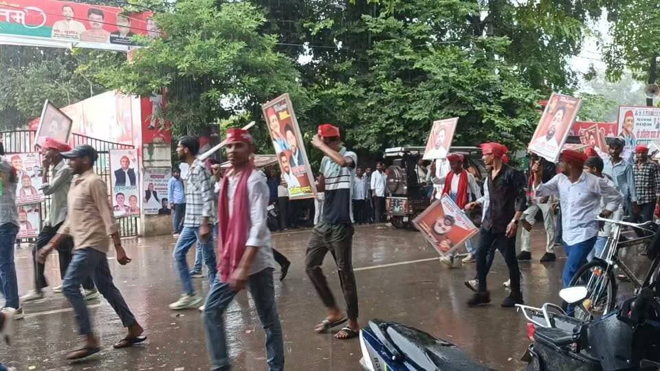 शहर के जीआईसी मैदान में आयोजित सपा राष्ट्रीय अध्यक्ष अखिलेश यादव के कार्यक्रम में जेल गए सदर विधानसभा क्षेत्र के पूर्व प्रत्याशी आरपी यादव के समर्थन में सैकड़ो की संख्या में युवाओं ने हाथों में तख्ती लेकर मैदान में पहुंच गए जहां सभी तख्ती पर लिखा था की आर पी यादव निर्दोष है। भारी बरसात में समाजवादी पार्टी के कार्यकर्ताओं ने दिखाया जोश::???