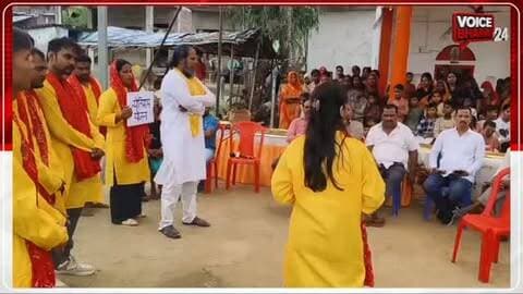 रहवां में गूंजा नुक्कड़ नाटक, सेवा संकल्प अभियान में दिखा उत्साह
हरचंदपुर के रहवां ग्राम सभा में सेवा संकल्प अभियान के अंतर्गत ‘नमो सेवा–अनकही’ कार्यक्रम के माध्यम से नुक्कड़ नाटक का आयोजन किया गया। पूर्व विधायक राकेश सिंह के संरक्षण में आयोजित कार्यक्रम में पूर्व प्रधान महेंद्र विक्रम सिंह उर्फ डब्बू सिंह की अहम भूमिका रही। कार्यक्रम में पहुंचे कलाकारों का डब्बू सिंह ने स्वागत किया और सम्मानित कर उनका उत्साह बढ़ाया। नुक्कड़ नाटक के जरिए जनसेवा, सामाजिक जागरूकता और विकास से जुड़े संदेशों को बेहद रोचक अंदाज में ग्रामीणों तक पहुंचाया गया। कलाकारों की शानदार प्रस्तुति देखने के लिए बड़ी संख्या में ग्रामीण मौके पर जुटे रहे। संवाद, अभिनय और संदेश ने लोगों का ध्यान अपनी ओर खींच लिया। कार्यक्रम के दौरान रहवां में उत्साह और जोश का माहौल दिखाई दिया। आयोजन ने सेवा, जागरूकता और सामाजिक सहभागिता का संदेश देते हुए ग्रामीणों को जोड़ने क