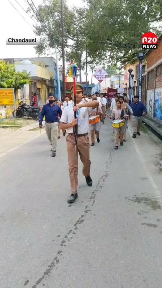 चन्दौसी के न्यू सत्त्यम एकेडमी में स्वच्छता ही सेवा अभियान के तहत विद्यार्थियों ने जागरूकता रैली निकाली।
रैली के दौरान बच्चों ने लोगों को गीले, सूखे और अन्य कचरे को अलग-अलग रखने तथा निर्धारित डस्टबिन में डालने का संदेश दिया।
वहीं विद्यार्थियों ने नुक्कड़ नाटक के जरिए स्वच्छता और अवशिष्ट पृथक्करण के महत्व को प्रभावी तरीके से समझाया।
विद्यालय के प्रधानाचार्य सतीश चंद्र गंगवार और उपप्रधानाचार्य अमित कुमार गुप्ता ने विद्यार्थियों के प्रयासों की सराहना करते हुए कहा कि स्वच्छता केवल अभियान नहीं, बल्कि हमारी दैनिक जिम्मेदारी है।
