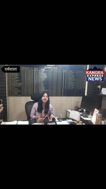कांगड़ा में 9 से 11 अक्टूबर तक होगा ‘फिट कांगड़ा-2026’ यूथ फेस्ट | Kangra Express
कांगड़ा : युवाओं को नशे से दूर रखने और स्वस्थ जीवनशैली के प्रति जागरूक करने के उद्देश्य से ‘फिट कांगड़ा-2026 : एंटी चिट्टा, ड्रग फ्री यूथ फेस्ट’ का आयोजन 9 से 11 अक्टूबर तक ऐतिहासिक बाणगंगा घाट में किया जाएगा। एसडीएम कांगड़ा डॉ. अंजली गर्ग ने प्रेस वार्ता में बताया कि फेस्ट के दौरान फिटनेस अवेयरनेस कैंप, नशा जागरूकता कैंप सहित विभिन्न गतिविधियां आयोजित होंगी। मां बाणगंगा आरती और अंतिम दिन भजन संध्या विशेष आकर्षण रहेगी। उन्होंने युवाओं और क्षेत्रवासियों से अभियान में बढ़-चढ़कर भाग लेने की अपील की।