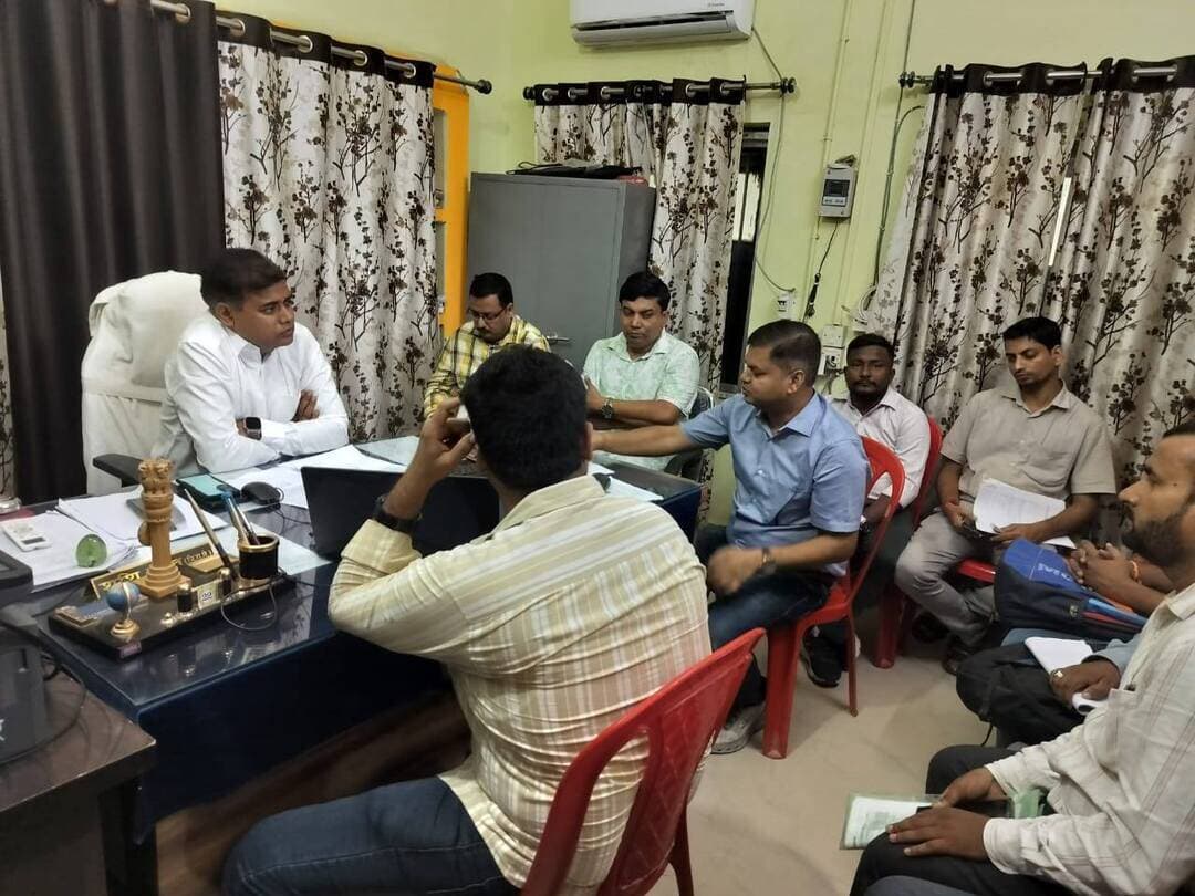 अनुमंडल पदाधिकारी राकेश कुमार ने गुरुवार को कल्याणपुर अंचलाधिकारी के साथ विशेष बैठक कर राजस्व कार्यों की प्रगति की समीक्षा की। बैठक का मुख्य उद्देश्य जमाबंदी अद्यतीकरण तथा नामांतरण एवं उत्तराधिकार से संबंधित विशेष अभियान को मिशन मोड में संचालित करना रहा।
बैठक में अनुमंडल पदाधिकारी ने संबंधित अधिकारियों को निर्देश दिया कि अभियान के तहत लंबित मामलों का प्राथमिकता के आधार पर निष्पादन सुनिश्चित किया जाए। उन्होंने कहा कि राजस्व से जुड़े मामलों के निष्पादन में पारदर्शिता एवं समयबद्धता का विशेष ध्यान रखा जाए, ताकि आम लोगों को अनावश्यक रूप से कार्यालयों का चक्कर न लगाना पड़े।
उन्होंने जमाबंदी अद्यतीकरण, नामांतरण एवं उत्तराधिकार मामलों की नियमित समीक्षा करते हुए लंबित मामलों के त्वरित निष्पादन पर विशेष जोर दिया। साथ ही, अभियान की प्रगति की सतत निगरानी करने एवं निर्धारित लक्ष्य के अनुरूप कार्य सुनिश्चित करने का निर्देश दिया।