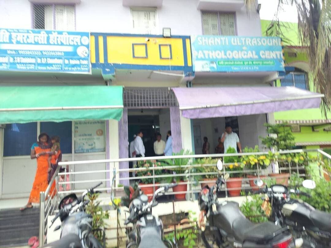 सदर SDM ने शांति इमरजेंसी हॉस्पिटल,पूसारोड, कल्याणपुर का औचक निरीक्षण किया गया। निरीक्षण के दौरान अस्पताल के संचालन से संबंधित आवश्यक वैध कागजात, चिकित्सक एवं पर्याप्त नर्सिंग स्टाफ उपलब्ध नहीं पाए गए।
जांच के क्रम में यह भी सामने आया कि अस्पताल में एक प्रसूता महिला का सिजेरियन ऑपरेशन किया गया था तथा नवजात बच्चे को उपचार के लिए भारत चाइल्ड हॉस्पिटल में भर्ती कराया गया था। परिजनों ने इलाज के नाम पर लगभग 50 से 60 हजार रुपये लिए जाने का आरोप लगाया।
मामले की गंभीरता को देखते हुए अनुमंडल पदाधिकारी ने तत्काल कार्रवाई करते हुए शांति इमरजेंसी हॉस्पिटल के दोनों ऑपरेशन थिएटर (OT) को सील कर दिया। प्रशासन द्वारा अस्पताल में उपलब्ध व्यवस्थाओं एवं संचालन से संबंधित अन्य बिंदुओं की भी जांच की गई।
इसके बाद टीम द्वारा भारत चाइल्ड हॉस्पिटल का भी निरीक्षण किया गया। निरीक्षण के दौरान अस्पताल के NICU में पांच नवजात बच्चों के भर्ती होने की जानकारी मिली। जांच में यह भी पाया गया कि वहां बच्चों के उपचार के लिए कोई विशेषज्ञ शिशु रोग चिकित्सक मौजूद नहीं था तथा एक आयुष चिकित्सक द्वारा गंभीर स्थिति वाले बच्चों का उपचार किया जा रहा था। इस संबंध में भी प्रशासन द्वारा आवश्यक जांच एवं कार्रवाई की प्रक्रिया शुरू की गई।
निरीक्षण के दौरान अनुमंडल पदाधिकारी राकेश कुमार, प्रभारी चिकित्सा पदाधिकारी एवं प्रखंड विकास पदाधिकारी, कल्याणपुर सहित संबंधित अधिकारी उपस्थित रहे।
अनुमंडल पदाधिकारी ने स्पष्ट किया कि प्रखंड क्षेत्र में निजी अस्पतालों के संचालन, चिकित्सकीय व्यवस्था, आवश्यक दस्तावेज एवं मरीजों को उपलब्ध कराई जा रही स्वास्थ्य सेवाओं की जांच की प्रक्रिया आगे भी लगातार जारी रहेगी। नियमों का उल्लंघन करने वाले निजी अस्पतालों के विरुद्ध नियमानुसार कार्रवाई की जाएगी।
प्रशासन की इस कार्रवाई से अवैध एवं मानकों के विपरीत संचालित निजी अस्पतालों के संचालकों में हड़कंप की स्थिति बनी हुई है।
