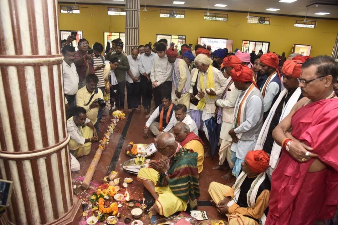 बस्तर दशहरा 2026. परंपरा, आस्था और उल्लास का संगम!
सिरहासार भवन में डेरी गड़ाई की पावन रस्म पारंपरिक विधि-विधान और देव-विधान के साथ संपन्न हुई। ग्राम बिलोरी से लाए गए विशेष काष्ठ स्तंभों की पूजा-अर्चना के बाद स्थापना की गई।
इसके साथ ही बस्तर दशहरा के विशाल मांगलिक मंडप की आधारशिला रखी गई। 🌿
डेरी स्थापना के बाद हुआ पारंपरिक हल्दी उत्सव, जिसने पूरे परिसर को उल्लास और मांगलिक रंगों से भर दिया। 💛
बस्तर की सदियों पुरानी लोक-परंपरा आज भी अपनी जीवंत सांस्कृतिक पहचान के साथ आगे बढ़ रही है।
📍 सिरहासार भवन, जगदलपुर
📅 24 सितम्बर 2026
#BastarDussehra #BastarDussehra2026
