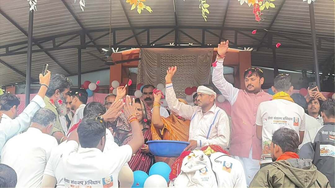 ➡️ वाराणसी से वडनगर जा रही सेवा संकल्प यात्रा पहुंची सागर, जनभागीदारी और सेवा का दिया संदेश
➡️ सेवा संकल्प यात्रा का सागर जिले में आत्मीय स्वागत, पुष्पवर्षा , तिलक और आरती से यात्रियों का अभिनंदन
➡️ यात्रा के माध्यम से जन-जन तक पहुंच रहा सेवा, स्वच्छता और विकसित भारत का संदेश
सेवा संकल्प अभियान 2026 के अंतर्गत वाराणसी से वडनगर जा रही सेवा संकल्प यात्रा का सागर जिले में प्रवेश होने पर हीरापुर एवं बंडा के ग्राम बरा में स्थानीय जनप्रतिनिधियों एवं नागरिकों द्वारा आत्मीय स्वागत किया गया। यात्रा का उद्देश्य सेवा, जनभागीदारी, जल संरक्षण एवं सामाजिक जागरूकता का संदेश जन-जन तक पहुंचाना है।
यात्रा में करीब 50 यात्री शामिल हैं। इनमें उत्तरप्रदेश, तमिलनाडु, छत्तीसगढ़ सहित विभिन्न राज्यों के यात्री शामिल हैं। यात्रा के साथ एक विशेष कलश भी चल रहा है, जिसमें पवित्र नदियों का जल रखा गया है। यात्रा के दौरान वृक्षारोपण, सैनिक सम्मान, हितग्राही संवाद एवं सम्मान, स्कूली बच्चों से संवाद, स्वच्छता गतिविधियां तथा विकसित भारत की संकल्पना पर आधारित विकसित भारत संवाद सहित विभिन्न जनसरोकार से जुड़े कार्यक्रम आयोजित किए जा रहे हैं।
हीरापुर पहुंचने पर ग्राम पंचायत तिबोड़ा की सरपंच श्रीमती लक्ष्मी राय, जनपद अध्यक्ष श्री मनीष यादव, मंडल अध्यक्ष श्री योगेश दुबे, श्री आयुष पांडे एवं पूर्व जनपद उपाध्यक्ष श्री ताना प्रताप सिंह सहित स्थानीय जनप्रतिनिधियों, आंगनवाड़ी कार्यकर्ताओं एवं नागरिकों ने यात्रियों का स्वागत किया।
हीरापुर से यात्रा बंडा के बरा चौराहा पहुंची, जहां पुष्पवर्षा कर यात्रियों का अभिनंदन किया गया। इसके पश्चात सामूहिक रूप से वंदे मातरम् का गायन किया गया। यात्रा के पंचमुखी हनुमान मंदिर पहुंचने पर आरती का आयोजन हुआ।
ग्राम बरा में सेवा संकल्प अभियान 2026 के तहत ‘नमो सेवा अनकही कहानियां’ तथा नशा मुक्ति अभियान के अंतर्गत संगीतमय प्रस्तुति भी आयोजित की गई।
बरा में बंडा विधायक श्री वीरेंद्र सिंह सहित जनप्रतिनिधियों ने यात्रियों का स्वागत किया। यात्रा जिला दमोह से होते हुए ग्राम बरा, तहसील बंडा के मार्ग से तहसील मुख्यालय बंडा पहुंचेगी। यात्रा में 25 बाइक के साथ यात्री एवं स्टाफ सहित लगभग 60 सदस्य शामिल हैं।
उल्लेखनीय है कि अभियान का उद्देश्य विभिन्न वर्गों की सहभागिता के माध्यम से सेवा गतिविधियों को व्यापक स्तर पर संचालित करना और जनभागीदारी को बढ़ावा देना है।
वडनगर से बनारस और बनारस से वडनगर तक विभिन्न मार्गों से देशभर में 25 यात्राएं संचालित हो रही हैं। मध्यप्रदेश इन यात्राओं का महत्वपूर्ण केंद्र है। प्रदेश के 55 जिलों में से लगभग 52 जिलों से होकर सेवा ही संकल्प यात्रा गुजरेगी। यात्रा का उद्देश्य सेवा कार्यों के माध्यम से आमजन तक सेवा का संदेश पहुंचाना तथा निर्धारित सेवा गतिविधियों को प्रभावी रूप से संचालित करना है।
#jansamparkMP #sagar #AshirwadKaDiya #SevaSankalp2026