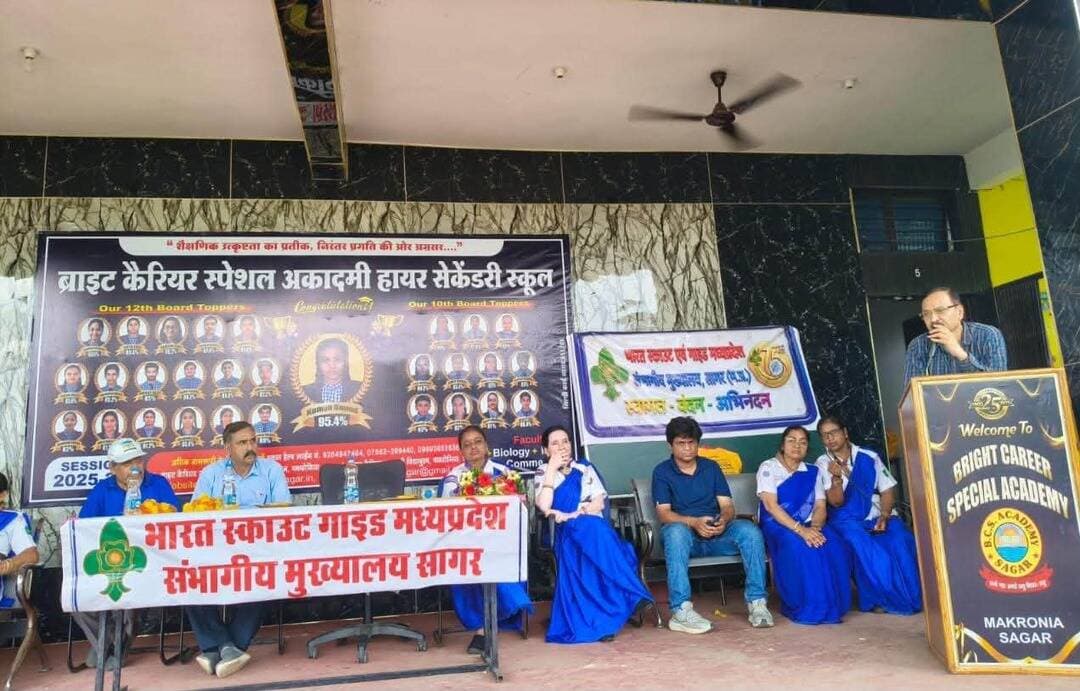 ➡️ सात दिवसीय स्काउट गाइड प्रशिक्षण शिविर का समापन
➡️ शिविर में प्रतिभागियों को जीवन जीने की कला के साथ सेवा, अनुशासन और आपदा प्रबंधन का दिया प्रशिक्षण
भारत स्काउट एवं गाइड द्वारा ब्राइट कैरियर स्पेशल अकैडमी, मकरोनिया में आयोजित सात दिवसीय संभाग स्तरीय बेसिक गाइड कैप्टन एवं रेंजर लीडर प्रशिक्षण शिविर का समापन हुआ। शिविर में सागर, दमोह, छतरपुर एवं पन्ना जिले के प्रतिभागियों ने प्रशिक्षण प्राप्त किया। शिविर के दौरान प्रतिभागियों को स्काउटिंग गतिविधियों के साथ जीवन जीने की कला, अनुशासन, सेवा भावना और नेतृत्व क्षमता का प्रशिक्षण दिया गया।
विश्व शांति दिवस 21 सितंबर के अवसर पर जिला एमओपी कोऑर्डिनेटर श्रीमती कृष्णा साहू द्वारा एमओपी की विभिन्न गतिविधियां कराई गईं। इनमें एमओपी परिचय, एमओपी बीट एवं ‘अ ले ले’ सॉन्ग सहित अन्य गतिविधियां शामिल रहीं। इस अवसर पर स्काउट डॉट ऑर्ग से संबंधित जानकारी भी दी गई। इस वर्ष अंतर्राष्ट्रीय शांति दिवस की थीम “शांति में निवेश करें—सभी के लिए, हर जगह, हर दिन” रही। प्रतिभागियों को विश्व में शांति, सद्भावना एवं अपनत्व की भावना बढ़ाने तथा स्काउट-गाइड द्वारा किए जा रहे सेवा कार्यों को व्यापक स्तर पर पहुंचाने की जानकारी दी गई।
समापन कार्यक्रम में ग्रैंड कैंप फायर का शुभारंभ मुख्य अतिथि सहायक संचालक एवं संयुक्त संचालक, लोक शिक्षण संभाग सागर श्री आशुतोष गोश्वामी ने किया। इस अवसर पर ब्राइट कैरियर स्पेशल अकैडमी के प्राचार्य श्री धर्मेन्द्र त्रिपाठी एवं श्री गौरी शंकर शर्मा (डीटीसी) उपस्थित रहे। अतिथियों का पुष्पगुच्छ, माला, स्कार्फ एवं शॉल से स्वागत किया गया। इसके बाद प्रतिभागियों ने विभिन्न सांस्कृतिक एवं भावपूर्ण प्रस्तुतियां दीं तथा शिविर के अनुभव साझा किए।
सात दिवसीय प्रशिक्षण में प्रतिदिन पाठ्यक्रम के अंतर्गत व्यायाम, ध्वज शिष्टाचार, स्काउटिंग इतिहास, गुणात्मक विकास, प्राथमिक चिकित्सा, पायनियरिंग, मैपिंग, कंपास, हाइक एवं आपदा प्रबंधन सहित विभिन्न विषयों का प्रशिक्षण दिया गया।
बेसिक गाइड कैप्टन शिविर संचालिका श्रीमती शर्मिष्ठा जगताप एवं बेसिक रेंजर लीडर प्रशिक्षण हेतु श्रीमती कंचन सिंह (लीडर ट्रेनर) ने शिविर की व्यवस्थाओं का दायित्व निभाया। शिविर संचालन में श्रीमती दुर्गा गोवा, श्रीमती रश्मि दुबे, श्रीमती कृष्णा साहू (मैसेंजर ऑफ पीस कोऑर्डिनेटर), श्रीमती रश्मि ठाकुर, सुश्री मंजूलता सोनी सहित अन्य सहयोगियों का योगदान रहा।
समापन अवसर पर श्री आशुतोष गोश्वामी ने सभी शिविर संचालकों, सहयोगियों एवं प्रतिभागियों को बधाई दी। उन्होंने विद्यालयों में स्काउट-गाइड गतिविधियों को बढ़ावा देने के लिए 32 जोड़ी स्काउट-गाइड यूनिफॉर्म के साथ प्रशिक्षित शिक्षक-शिक्षिकाओं की व्यवस्था पर जोर दिया।
अंत में श्रीमती कंचन सिंह, सहायक राज्य संगठन आयुक्त, संभाग सागर ने अतिथियों, सहयोगी स्टाफ, राष्ट्रपति अवार्ड प्राप्त श्री भगवान सिंह लोधी, राष्ट्रपति पुरस्कार की तैयारी कर रहे चार गाइड, प्रशिक्षणार्थियों, डायरेक्टर स्कूल श्री सी.एस. आनंद एवं विद्यालय स्टाफ के प्रति आभार व्यक्त किया।
#jansamparkMP #sagar