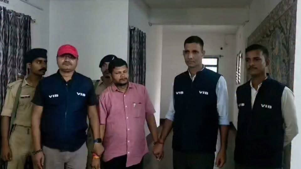 सुपौल DTO कार्यालय में 15 हजार रुपये रिश्वत लेते डाटा एंट्री ऑपरेटर गिरफ्तार
निगरानी टीम ने रंगेहाथ पकड़ा, गाड़ी का बिहार नंबर देने के एवज में मांगी थी रकम.