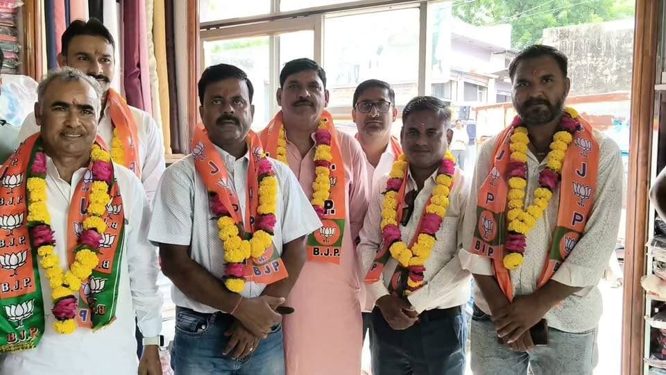 बारां जिले की अटरू नगरपालिका में भाजपा के नव निर्वाचित पार्षदों का किया स्वागत, अटरु के वरिष्ठ भाजपा नेता ललित गैरा ने हाट बाजार में सभी वार्ड पार्षदों का माला पहनाकर किया साफा बन्धन, वार्ड पार्षद कृष्ण मुरारी दिलावर, रामबाबू वैष्णव, प्रमोद शर्मा, कुलदीप त्यागी, महेंद्र नागर, कुलदीप चन्द्रसेन सहित कई भाजपाई रहे मौजूद।।
#बारांभाजपा #नगरपालिकाअटरू #वार्डपार्षद #बारांभाजपाजिलाअध्क्ष