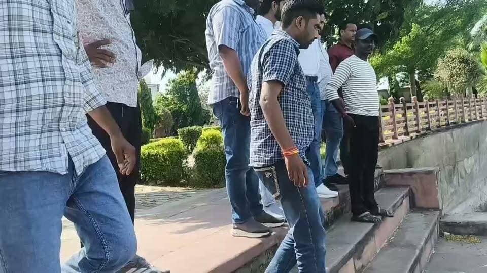 अंता नगर पालिका के नवनियुक्त चैयरमेन प्रदीप नागर एक्शन में, विकास व स्वच्छता बनाये रखना पहली प्राथमिकता,
शपथ के दूसरे ही दिन खेमजी गार्डन का किया औचक निरीक्षण, इस दौरान जेईएन अर्चना मीणा,पार्षद संदीप शर्मा,अजय मेघवाल सहित अन्य पार्षदगण मौजूद रहे।
#नगरपालिकाअन्ता #प्रदीपनागर #अन्ता #अन्तानगरपालिकाअध्यक्ष