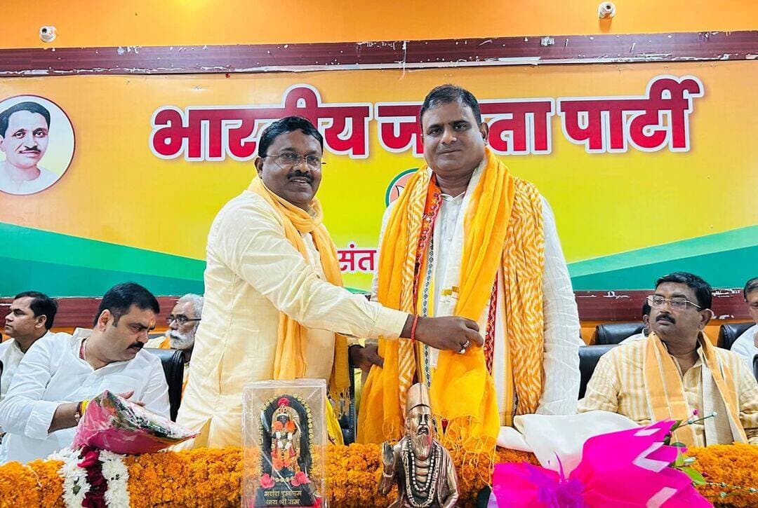 भाजपा जिला प्रभारी जय प्रकाश साहू का नील मणि ने किया स्वागत
संत कबीर नगर। भारतीय जनता पार्टी के बलिया जनपद के पूर्व जिलाध्यक्ष एवं संत कबीर नगर जिले के नवनियुक्त जिला प्रभारी जय प्रकाश साहू का भाजपा नेता नील मणि ने पार्टी कार्यालय पर पहुंचकर स्वागत एवं अभिनंदन किया।
इस दौरान नील मणि ने श्री साहू को नई जिम्मेदारी मिलने पर शुभकामनाएं दीं। उन्होंने कहा कि संगठन को मजबूत करने और कार्यकर्ताओं के बीच समन्वय बढ़ाने में जिला प्रभारी की महत्वपूर्ण भूमिका रहेगी।
स्वागत के दौरान भाजपा के पदाधिकारी एवं कार्यकर्ता मौजूद रहे। पार्टी कार्यकर्ताओं ने भी नवनियुक्त जिला प्रभारी का स्वागत करते हुए उनके सफल कार्यकाल की शुभकामनाएं दीं।
Neel Mani