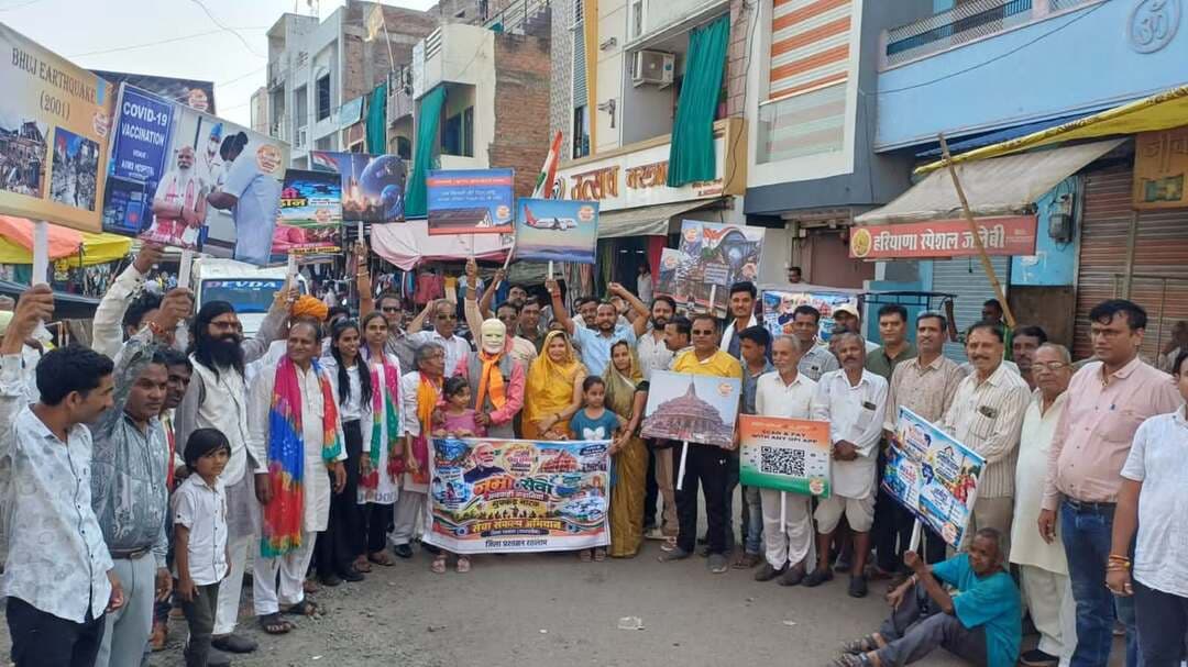 सेवा संकल्प अभियान के अंतर्गत “नमो सेवा–अनकही कहानियां” नुक्कड़ नाटकों का आयोजन किया गया
जनकल्याणकारी योजनाओं का लाभ लेने और जनभागीदारी के लिए किया जागरूक
26 सितम्बर को जावरा एवं पिपलौदा विकासखंड में आयोजित किए जाएंगे नुक्कड़ नाटक
मध्यप्रदेश शासन द्वारा संचालित “सेवा संकल्प अभियान” के अंतर्गत जिले में विभिन्न स्थानों पर “नमो सेवा–अनकही कहानियां” शीर्षक से नुक्कड़ नाटकों का आयोजन किया जा रहा है। यह अभियान 17 सितम्बर 2026 से 17 अक्टूबर 2026 तक जनसेवा, जनभागीदारी, शासन की जनकल्याणकारी योजनाओं के प्रभावी प्रचार-प्रसार, पात्र हितग्राहियों को योजनाओं का लाभ दिलाने, स्वच्छता एवं सामाजिक सहभागिता को प्रोत्साहित करने तथा अधिकाधिक नागरिकों को विकसित भारत के संकल्प से जोड़ने के उद्देश्य से संचालित किया जा रहा है।
अभियान के अंतर्गत 19 सितम्बर से 5 अक्टूबर 2026 तक आयोजित “नमो सेवा–अनकही कहानियां” कार्यक्रम में शासन की विभिन्न जनकल्याणकारी योजनाओं से आमजन के जीवन में आए सकारात्मक बदलावों तथा सेवा एवं विकास के क्षेत्र में हुए महत्वपूर्ण कार्यों को नुक्कड़ नाटकों के माध्यम से प्रभावी ढंग से प्रस्तुत किया जा रहा है। इन प्रस्तुतियों के माध्यम से नागरिकों को विभिन्न योजनाओं की जानकारी प्रदान करने के साथ-साथ पात्र हितग्राहियों को योजनाओं से जोड़ने का प्रयास किया जा रहा है।
जिले के विभिन्न प्रमुख स्थलों पर आयोजित इन कार्यक्रमों में शासकीय हायर सेकेंडरी विद्यालयों, महाविद्यालयों, ग्राम पंचायतों, नगर परिषदों एवं अन्य सार्वजनिक स्थानों को शामिल किया गया है, ताकि अधिक से अधिक नागरिक इन सांस्कृतिक नुक्कड़ नाटक प्रस्तुतियों का लाभ प्राप्त कर सकें।
इन नुक्कड़ नाटक कार्यक्रमों का मंचन देवेंद्र भदौरिया ग्रुप द्वारा संस्कृति विभाग से स्वीकृत स्क्रिप्ट के आधार पर किया जा रहा है। कलाकारों द्वारा जनकल्याणकारी योजनाओं से लाभान्वित हितग्राहियों की प्रेरक कहानियों के साथ विकसित भारत, स्वच्छता, सामाजिक सहभागिता, आत्मनिर्भरता, महिला सशक्तिकरण एवं सामाजिक विकास जैसे विषयों को आकर्षक एवं संवादात्मक शैली में प्रस्तुत किया जा रहा है।
नमो सेवा के सहायक नोडल अधिकारी श्री रत्नेश विजयवर्गीय ने बताया कि नुक्कड़ नाटक के माध्यम से शासन की जनकल्याणकारी योजनाओं और विकास कार्यों की जानकारी आमजन तक सरल एवं प्रभावी तरीके से पहुंचाई जा रही है। सांस्कृतिक प्रस्तुतियों के माध्यम से नागरिकों को योजनाओं का लाभ लेने के लिए जागरूक करने के साथ ही उन्हें विकसित भारत के संकल्प में सहभागी बनने का संदेश दिया जा रहा है।
आज विकासखंड जावरा एवं आलोट क्षेत्र के बड़ावदा, नगर परिषद आलोट, ताल, ग्राम पंचायत खारवा कला एवं गुल बालोद सहित विभिन्न स्थानों पर “नमो सेवा–अनकही कहानियां” नुक्कड़ नाटकों की प्रस्तुतियां आयोजित की गईं।
26 सितम्बर को इन स्थानों पर होंगे आयोजन
26 सितम्बर 2026 को “नमो सेवा–अनकही कहानियां” के तहत जावरा एवं पिपलौदा विकासखंड के जावरा, रिंगनोद, राणायरा, सुखेड़ा एवं पिपलौदा में नुक्कड़ नाटक आयोजित किए जाएंगे।
#jansampark #ratlam
#MadhyaPradesh