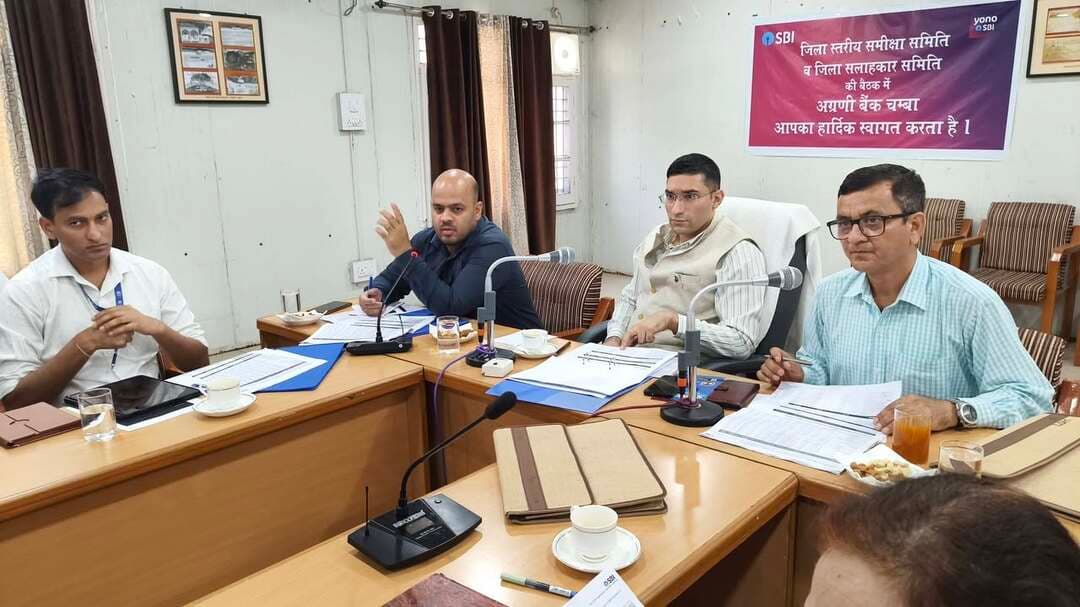 अग्रणी बैंक चम्बा की जिला स्तरीय परामर्शदात्री एवं समीक्षा समिति की बैठक आयोजित
उपायुक्त मुकेश रेपस्वा
ल ने की अध्यक्षता
ऋण-जमा अनुपात बढ़ाने के दिए निर्देश
चम्बा, 24 सितम्बर
उपायुक्त मुकेश रेपस्वाल की अध्यक्षता में आज अग्रणी बैंक चम्बा की जिला स्तरीय परामर्शदात्री एवं जिला स्तरीय समीक्षा समिति की बैठक आयोजित की गई। बैठक में जून 2026 को समाप्त तिमाही के दौरान जिले में बैंकिंग गतिविधियों, वार्षिक ऋण योजना तथा विभिन्न प्राथमिकता वाले क्षेत्रों में ऋण वितरण की प्रगति की समीक्षा की गई।
उपायुक्त ने सभी बैंक अधिकारियों को ऋण-जमा अनुपात बढ़ाने के लिए प्रभावी रणनीति अपनाने तथा सरकारी योजनाओं के तहत प्रायोजित ऋण प्रस्तावों का शीघ्र एवं समयबद्ध निपटारा सुनिश्चित करने के निर्देश दिए। उन्होंने नियमित समीक्षा एवं निगरानी के साथ कृषि, किसान क्रेडिट कार्ड, सूक्ष्म, लघु एवं मध्यम उद्यम, शिक्षा, स्वरोजगार तथा अन्य प्राथमिकता वाले क्षेत्रों में ऋण प्रवाह बढ़ाने पर जोर दिया। उपायुक्त ने बैठक में बताया गया कि जून 2026 को समाप्त तिमाही में जिले का ऋण-जमा अनुपात 35.33 प्रतिशत रहा जिसमें पिछली तिमाही की तुलना में मामूली सुधार दर्ज हुआ है। भारतीय रिजर्व बैंक के दिशा-निर्देशों के अनुरूप 40 प्रतिशत के मानक तक ऋण-जमा अनुपात बढ़ाने के लिए प्रभावी कार्यवाही करना सुनिश्चित बनाएं।
बैठक में बताया गया कि जिले का ऋण-जमा अनुपात 35.33 प्रतिशत रहा। वार्षिक ऋण योजना 2026-27 के तहत जून 2026 तक कृषि क्षेत्र में 162.03 करोड़ रुपये तथा सूक्ष्म, लघु एवं मध्यम उद्यम क्षेत्र में 215.32 करोड़ रुपये का ऋण वितरित किया गया है। किसान क्रेडिट कार्ड के तहत फसल ऋण, पशुपालन एवं मत्स्य पालन के लिए 48,430 खाते शामिल किए जा चुके हैं।
शिक्षा ऋण के अंतर्गत वित्त वर्ष 2026-27 के लिए 608 लाख रुपये का लक्ष्य निर्धारित किया गया है, जिसके मुकाबले जून 2026 तक 52.42 लाख रुपये का ऋण वितरित किया गया है। यह निर्धारित लक्ष्य का 8.62 प्रतिशत है। उपायुक्त ने पात्र विद्यार्थियों के शिक्षा ऋण मामलों का समयबद्ध निपटारा सुनिश्चित करने के निर्देश दिए।
वित्तीय समावेशन के तहत प्रधानमंत्री जन-धन योजना में 191599 खाते खोले जा चुके हैं। बैठक में प्रधानमंत्री सुरक्षा बीमा योजना, प्रधानमंत्री जीवन ज्योति बीमा योजना तथा अटल पेंशन योजना की प्रगति की भी समीक्षा की गई तथा पात्र लोगों को इन सामाजिक सुरक्षा योजनाओं से जोड़ने के निर्देश दिए।
इसके अतिरिक्त राष्ट्रीय ग्रामीण आजीविका मिशन के तहत स्वयं सहायता समूहों को बैंकिंग एवं ऋण सुविधाएं उपलब्ध करवाने तथा ग्रामीण परिवारों को स्वरोजगार से जोड़ने पर भी चर्चा की गई। ग्रामीण स्वरोजगार प्रशिक्षण संस्थान, चम्बा की उपलब्धियों की समीक्षा के दौरान बताया गया कि 30 जून 2026 तक 352 प्रशिक्षण कार्यक्रमों में 8990 अभ्यर्थियों को प्रशिक्षण दिया गया। इनमें से 7271 अभ्यर्थियों को रोजगार अथवा स्वरोजगार से जोड़ा गया जबकि 5,898 महिला अभ्यर्थियों ने प्रशिक्षण प्राप्त किया।
उपायुक्त ने बैंकों एवं संबंधित विभागों को आपसी समन्वय से कार्य करते हुए पात्र लाभार्थियों तक ऋण एवं बैंकिंग योजनाओं का लाभ समयबद्ध तरीके से पहुंचाने, ऋण वितरण में तेजी लाने तथा जिले में वित्तीय समावेशन को और सुदृढ़ करने के निर्देश दिए। उन्होंने कहा कि निर्धारित लक्ष्यों की नियमित समीक्षा करते हुए जहां प्रगति अपेक्षित स्तर से कम है, वहां विशेष रणनीति के साथ कार्य किया जाए।
बैठक में
बैठक में कार्यवाही का संचालक प्रबंधक अग्रणी बैंक डीसी चौहान ने किया।
बैठक में प्रबंधक भारतीय रिजर्व बैंक आशीष सांगड़ा उपनिदेशक पशुपालन राकेश भंगालिया, ज़िला विकास प्रबंधक नाबार्ड राकेश कुमार, वरिष्ठ प्रबंधक पंजाब नेशनल बैंक दीपक जोशी व सहायक प्रबंधक भारतीय स्टेट बैंक राघव ठाकुर सहित जिला के विभिन्न बेंको के शाखा प्रमुख अधिकारी उपस्थित रहे।