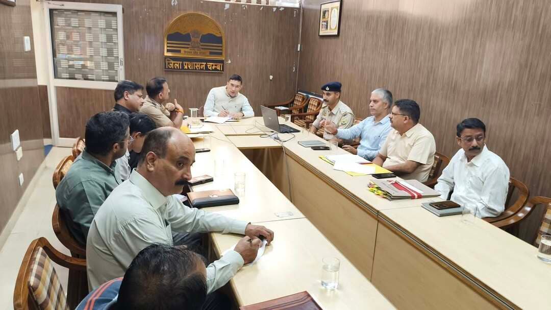 जिला स्तरीय नार्को समन्वय समिति की बैठक आयोजित
उपायुक्त मुकेश रेपस्वाल ने की अध्यक्षता
चंबा, 24 सितंबर
उपायुक्त मुकेश रेपस्वाल ने जिले में नशीले पदार्थों की तस्करी एवं बिक्री में संलिप्त व्यक्तियों के विरुद्ध कड़ी कार्रवाई सुनिश्चित करने के निर्देश दिए। उन्होंने नशे के अवैध कारोबार से अर्जित संपत्तियों के विरुद्ध भी नियमानुसार कार्रवाई करने को कहा।
उपायुक्त आज एनआईसी वीडियो कॉन्फ्रेंसिंग कक्ष में जिला स्तरीय नार्को समन्वय समिति (एनकार्ड) की बैठक की अध्यक्षता कर रहे थे। उन्होंने नशे की रोकथाम एवं प्रवर्तन कार्रवाई की समीक्षा करते हुए संबंधित विभागों को आवश्यक दिशा-निर्देश जारी किए।
उपायुक्त ने कोटपा अधिनियम के प्रावधानों का सख्ती से पालन सुनिश्चित करने तथा तंबाकू उत्पादों की अवैध बिक्री एवं सार्वजनिक स्थानों पर धूम्रपान की रोकथाम के निर्देश दिए। उन्होंने नगर निगम चंबा तथा नगर परिषद डलहौजी के अधिकारियों को भी अपने-अपने अधिकार क्षेत्र में अवैध गतिविधियां पाए जाने पर नियमानुसार कार्रवाई सुनिश्चित करने को कहा।
बैठक में पुलिस अधीक्षक विजय सकलानी ने अवगत करवाया कि वर्ष 2026 में 23 सितंबर तक नशा तस्करी से संबंधित 65 मामले दर्ज कर 93 व्यक्तियों को गिरफ्तार किया गया है। इस दौरान 18.380 किलोग्राम चरस बरामद कर 35 व्यक्तियों को गिरफ्तार किया गया। इसी अवधि में 548.8 ग्राम चिट्टा बरामद कर 57 व्यक्तियों को गिरफ्तार किया गया। चिट्टा/हेरोइन से संबंधित मामलों में 216.900 ग्राम सोना, 479 ग्राम चांदी, 2 आईफोन तथा 64,640 रुपये नकद भी बरामद किए गए।
इसके अतिरिक्त 2.169 किलोग्राम पोपी हस्क बरामद कर एक व्यक्ति को गिरफ्तार किया गया, जबकि 868 पोपी के पौधे भी बरामद किए गए।
उपायुक्त ने शिक्षा, वन एवं पुलिस विभाग को जिले के ऐसे सभी स्कूल परिसरों को चिन्हित करने के निर्देश दिए, जहां भांग के पौधे उगे हुए हैं। उन्होंने इन पौधों को नियमानुसार हटाने तथा संबंधित क्षेत्रों की नियमित निगरानी सुनिश्चित करने को कहा।
बैठक में गत माह आयोजित जिला स्तरीय नार्को समन्वय समिति की बैठक में लिए गए निर्णयों की अनुपालना की भी समीक्षा की गई।
बैठक में उप निदेशक उच्च शिक्षा विकास महाजन, सहायक आयुक्त आबकारी एवं कराधान नूतन महाजन, जिला कल्याण अधिकारी मंजूल ठाकुर सहित विभिन्न विभागों के अधिकारी उपस्थित रहे।
#जिला #प्रशासन #चंबा #हिमाचल #प्रदेश #पोस्ट #हाईलाइट