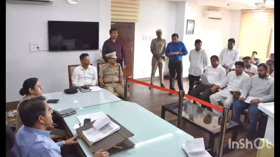 स्थानीय ग्रामीणों के लिए पहले से लागू टोल प्रक्रिया रहेगी बरकरार: उपायुक्त डॉ हरीश कुमार वशिष्ठ
ग्रामीणों और टोल संचालक के बीच विवाद पर उपायुक्त ने दिए सख्त निर्देश।
टोल संचालन में नियमों की अनदेखी बर्दाश्त नहीं, उल्लंघन पर होगी कार्रवाई।
टोल पर किसी भी तरह की अनियमितता स्वीकार नहीं: पुलिस अधीक्षक मेघा भूषण
। बागपत और सनौली टोल संचालकों के साथ वीरवार को जिला सचिवालय स्थित उपायुक्त कार्यालय में उपायुक्त डॉ हरीश कुमार वशिष्ठ और पुलिस अधीक्षक मेघा भूषण ने बैठक कर टोल प्रबंधन और आसपास के ग्रामीणों के बीच उठे विवाद एवं टोल प्रक्रिया से संबंधित शिकायतों पर सुनवाई करते हुए आवश्यक दिशा निर्देश दिए। बैठक में उपायुक्त ने पूरे मामले की जानकारी लेते हुए नियमों के अनुसार व्यवस्था बनाए रखने तथा आमजन को अनावश्यक परेशानी से बचाने के लिए आवश्यक दिशा-निर्देश दिए।
उपायुक्त डॉ. हरीश कुमार वशिष्ठ ने स्पष्ट किया कि टोल प्लाजा के आसपास के गांवों के लिए पहले से आधार कार्ड अथवा अन्य मान्य पहचान पत्र के आधार पर लागू टोल प्रक्रिया को यथावत रखा जाए। एसओपी का पूरी तरह से पालन किया जाए। उपायुक्त ने कहा कि स्थानीय ग्रामीणों को निर्धारित नियमों के तहत मिलने वाली सुविधा में किसी प्रकार की अनावश्यक बाधा नहीं आनी चाहिए। साथ ही उन्होंने निर्देश दिए कि टोल संचालन से जुड़े नियमों का उल्लंघन करने वाले किसी भी व्यक्ति के खिलाफ नियमानुसार सख्त कार्रवाई सुनिश्चित की जाए।
उपायुक्त डॉ. हरीश कुमार वशिष्ठ ने कहा कि टोल व्यवस्था पूरी तरह नियमों और पारदर्शिता के आधार पर संचालित होनी चाहिए। स्थानीय ग्रामीणों के लिए जो प्रक्रिया पहले से निर्धारित है, उसे बरकरार रखा जाए और पात्र लोगों को उसके अनुसार सुविधा मिलना सुनिश्चित किया जाए। उन्होंने कहा कि प्रशासन आमजन की सुविधा और कानून-व्यवस्था दोनों को लेकर पूरी तरह गंभीर है। नियमों की अवहेलना किसी भी स्तर पर स्वीकार नहीं की जाएगी और उल्लंघन पाए जाने पर संबंधित के खिलाफ नियमानुसार कार्रवाई अमल में लाई जाएगी।
पुलिस अधीक्षक मेघा भूषण ने कहा कि टोल प्लाजा पर किसी भी प्रकार की अनियमितता को बर्दाश्त नहीं किया जाएगा। उन्होंने टोल संचालक तथा आसपास के ग्रामीणों से नियमों का पालन करने और व्यवस्था बनाए रखने की अपील की। उन्होंने संबंधित पुलिस अधिकारियों को निर्देश दिए कि पूरे मामले पर नजर रखते हुए नियमानुसार आवश्यक कार्रवाई सुनिश्चित करें, ताकि किसी भी स्थिति में कानून-व्यवस्था प्रभावित न हो।
पुलिस अधीक्षक मेघा भूषण ने कहा कि टोल संचालन से संबंधित किसी भी प्रकार की अनियमितता सामने आने पर उसे गंभीरता से लिया जाएगा। टोल संचालक और ग्रामीण दोनों पक्ष निर्धारित नियमों का पालन करें तथा किसी भी विवाद की स्थिति में कानून अपने हाथ में लेने के बजाय प्रशासन को सूचित करें। उन्होंने संबंधित पुलिस अधिकारियों को निर्देश दिए कि मामले की लगातार निगरानी रखते हुए नियमों के अनुसार कार्रवाई सुनिश्चित करें। बैठक में पुलिस अधीक्षक मेघा भूषण, एसडीएम समालखा अमित कुमार, डीएसपी नरेंद्र, टोल संचालकों संदीप, विशाल सहित एन एचआई के अधिकारी तथा अन्य संबंधित अधिकारी मौजूद रहे।