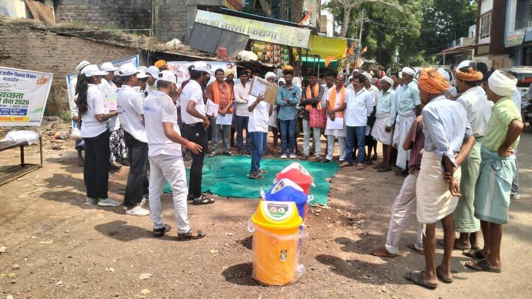 विकसित भारत 2047 के संकल्प के साथ युवाओं ने पेश किया नुक्कड़ नाटक; पाटी, बलवाड़ी और वरला में गूंजा स्वच्छता और जनकल्याणकारी योजनाओं का संदेश
बड़वानी 24 सितमबर 2026/सेवा संकल्प अभियान के अंतर्गत ग्राम पंचायत पाटी, ग्राम पंचायत बलवाड़ी एवं वरला में युवाओं द्वारा श्विकसित भारत 2047 के संकल्प को लेकर एक प्रभावशाली नुक्कड़ नाटक का सफल आयोजन किया गया। इस कार्यक्रम का मुख्य उद्देश्य ग्रामीणों को शासन की विभिन्न जनकल्याणकारी योजनाओं की जानकारी देना, पात्र हितग्राहियों को योजनाओं का लाभ उठाने के लिए प्रेरित करना और स्वच्छता के प्रति जागरूक करना था। नाटक के माध्यम से युवाओं ने सरल और प्रभावी तरीके से यह संदेश दिया कि देश को वर्ष 2047 तक विकसित राष्ट्र बनाने के लिए हर नागरिक की सहभागिता जरूरी है और योजनाओं का लाभ लेने के लिए नागरिकों को अपने अधिकारों व उपलब्ध सुविधाओं के प्रति जागरूक होना चाहिए। स्थानीय ग्रामीणों ने इस अनूठी पहल की भरपूर सराहना की