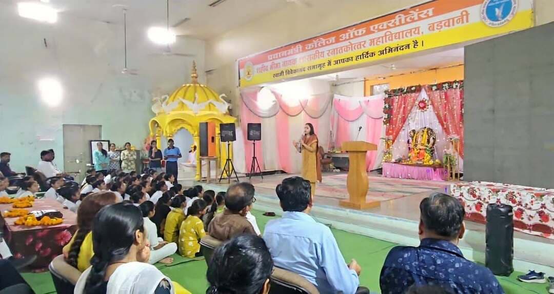एआई और मशीन लर्निंग कार्यशाला में युवाओं को मिला तकनीकी कौशल का प्रशिक्षण
.......
कलेक्टर श्रीमती जयति सिंह ने कहा व्यक्तिगत क्षेत्र में उत्कृष्टता हासिल कर कौशल विकास के माध्यम से समाज और राष्ट्र के उत्थान में दें योगदान
........
एआई और मशीन लर्निंग को समझकर विद्यार्थी स्थानीय समस्याओं के समाधान के लिए तकनीक का उपयोग करें- डॉ. सिंह
बड़वानी 24 सितम्बर 2026/जिला प्रशासन बड़वानी के सौजन्य से प्रधानमंत्री कॉलेज ऑफ एक्सीलेंस, शहीद भीमा नायक शासकीय स्नातकोत्तर महाविद्यालय, बड़वानी में आर्टिफिशियल इंटेलिजेंस (एआई) एवं मशीन लर्निंग पर एक दिवसीय कार्यशाला का आयोजन किया गया। कार्यशाला का उद्देश्य जिले के युवाओं और विद्यार्थियों को तेजी से विकसित हो रही कृत्रिम बुद्धिमत्ता तकनीक की मूल अवधारणाओं, व्यावहारिक उपयोग, रोजगार एवं नवाचार की संभावनाओं से परिचित कराना था। कार्यशाला में कलेक्टर श्रीमती जयति सिंह एवं महाविद्यालय की प्राचार्य डॉ. वीणा सत्य तथा गणमान्यजन श्री अजय यादव ने उद्बोधन दिया। विशेषज्ञ प्रशिक्षक के रूप में एसजीएसआईटीएस, इंदौर के डॉ. उपेंद्र सिंह ने लगभग दो घंटे तक एआई एवं मशीन लर्निंग के विभिन्न पहलुओं पर विस्तृत प्रशिक्षण दिया। इस अवसर संयुक्त कलेक्टर श्री रवि वर्मा सहित विद्यार्थी उपस्थित थे। आयोजन व्यवस्था स्वामी विवेकानंद करियर मार्गदर्शन प्रकोष्ठ द्वारा की गई।
कलेक्टर श्रीमती जयति सिंह ने विद्यार्थियों को संबोधित करते हुए कहा कि प्रत्येक युवा को अपने व्यक्तिगत क्षेत्र में उत्कृष्टता हासिल करने के लिए निरंतर अपने कौशल का विकास करना होगा। नई तकनीकों को समझना और उनका रचनात्मक उपयोग करना आज की आवश्यकता है। उन्होंने कहा कि कौशल उन्नयन केवल व्यक्तिगत सफलता तक सीमित नहीं रहना चाहिए, बल्कि इसका उपयोग समाज और राष्ट्र के उत्थान में भी होना चाहिए। युवाओं को अपनी क्षमता पहचानकर नए ज्ञान, तकनीक और कौशल के साथ आगे बढ़ने का प्रयास करना चाहिए।
गणमान्यजन श्री अजय यादव ने विद्यार्थियों को लक्ष्य पर केंद्रित रहने की प्रेरणा देते हुए अर्जुन का उदाहरण दिया। उन्होंने कहा कि लक्ष्य निर्धारित करने के बाद व्यक्ति को अपना ध्यान भटकने नहीं देना चाहिए। जिस प्रकार अर्जुन ने अपने लक्ष्य पर एकाग्र होकर सफलता प्राप्त की, उसी प्रकार विद्यार्थियों को भी अपने जीवन के उद्देश्य और लक्ष्य के प्रति निरंतर केंद्रित रहना चाहिए। उन्होंने कहा कि आधुनिक तकनीक के दौर में एआई जैसी नई विधाओं को सीखने के साथ-साथ विद्यार्थियों में लक्ष्य के प्रति एकाग्रता, सीखने की इच्छा और निरंतर प्रयास की भावना भी आवश्यक है।
प्राचार्य डॉ. वीणा सत्य ने अपने उद्बोधन में आर्टिफिशियल इंटेलिजेंस के विकास के इतिहास पर प्रकाश डालते हुए इसकी उपयोगिता को समझाया। उन्होंने बताया कि कृत्रिम बुद्धिमत्ता का विकास लंबे समय में विभिन्न चरणों से होकर वर्तमान स्वरूप तक पहुंचा है। उन्होंने विद्यार्थियों से तकनीकी बदलावों को समझने और शिक्षा के साथ नई तकनीकों को जोड़ने का आह्वान किया।
एआई को समझने से लेकर उसके व्यावहारिक उपयोग तक प्रशिक्षण
विशेषज्ञ प्रशिक्षक डॉ. उपेंद्र सिंह, असिस्टेंट प्रोफेसर, सूचना प्रौद्योगिकी विभाग, श्री गोविंदराम सेकसरिया इंस्टीट्यूट ऑफ टेक्नोलॉजी एंड साइंस, इंदौर ने लगभग दो घंटे तक विद्यार्थियों को विस्तृत प्रशिक्षण दिया। उन्होंने एआई और मशीन लर्निंग को सरल उदाहरणों के माध्यम से समझाते हुए बताया कि आर्टिफिशियल इंटेलिजेंस का व्यापक उद्देश्य ऐसी मशीनों का विकास करना है जो सामान्यतः मानवीय निर्णय और समझ की आवश्यकता वाले कार्य कर सकें। मशीन लर्निंग एआई का ऐसा मार्ग है जिसमें मशीन को उदाहरणों एवं आंकड़ों से पैटर्न सीखने के लिए प्रशिक्षित किया जाता है। प्रशिक्षण सामग्री में एआई, मशीन लर्निंग और डीप लर्निंग के बीच अंतर को भी स्पष्ट किया गया।
उन्होंने बताया कि आज विद्यार्थी अपने दैनिक जीवन में कई प्रकार से एआई का उपयोग कर रहे हैं। मोबाइल में चेहरा पहचानना, सोशल मीडिया पर पसंद के अनुसार सामग्री सुझाना, मानचित्र के माध्यम से मार्ग बताना, बैंकिंग में संदिग्ध लेन-देन की पहचान करना, स्पैम संदेशों को अलग करना तथा आवाज को टेक्स्ट में बदलना इसके सामान्य उदाहरण हैं। उन्होंने स्पष्ट किया कि एआई कोई जादुई प्रक्रिया नहीं है, बल्कि आंकड़ों और उदाहरणों से सीखने वाली तकनीक है।
प्रशिक्षण के दौरान मशीन लर्निंग की कार्यप्रणाली, प्रशिक्षण एवं परीक्षण, डेटा की गुणवत्ता, मॉडल की त्रुटियां, न्यूरल नेटवर्क, कंप्यूटर विजन तथा एआई के जिम्मेदार उपयोग जैसे विषयों को भी समझाया गया। उन्होंने बताया कि मशीन लर्निंग में अच्छे परिणाम के लिए गुणवत्तापूर्ण डेटा अत्यंत महत्वपूर्ण है। केवल सटीकता के आधार पर किसी मॉडल की सफलता तय नहीं की जा सकती, बल्कि वास्तविक परिस्थितियों में उसके प्रदर्शन का परीक्षण भी आवश्यक है।
स्वास्थ्य, कृषि, सुरक्षा और स्मार्ट सिटी में एआई का उपयोग
डॉ. सिंह ने एआई के व्यावहारिक उपयोगों के उदाहरण प्रस्तुत करते हुए बताया कि स्वास्थ्य के क्षेत्र में रोगों की प्रारंभिक पहचान, कृषि में फसल रोगों की पहचान, उत्पादन का अनुमान एवं सिंचाई प्रबंधन, वित्तीय क्षेत्र में धोखाधड़ी की पहचान, स्मार्ट सिटी में यातायात प्रबंधन, शिक्षा में व्यक्तिगत सीखने की व्यवस्था तथा सुरक्षा के क्षेत्र में संदिग्ध गतिविधियों की पहचान में इसका उपयोग किया जा रहा है।
उन्होंने विशेष रूप से अपने शोध एवं परियोजनाओं के उदाहरणों के माध्यम से विद्यार्थियों को बताया कि स्थानीय समस्याओं के समाधान के लिए भी एआई का उपयोग किया जा सकता है। प्रशिक्षण सामग्री में योग प्रशिक्षक, मस्तिष्क की एमआरआई छवियों से ट्यूमर पहचान, त्वचा संबंधी छवियों का विश्लेषण, वीडियो में हिंसक गतिविधियों की पहचान, सड़क यातायात विश्लेषण, गन्ने एवं टमाटर की फसल में रोग पहचान, ड्रोन के माध्यम से पेड़ों की गणना, सौर पैनलों की स्थिति पहचान तथा कचरे के वर्गीकरण जैसे उदाहरण शामिल रहे।
विद्यार्थियों को नवाचार और शोध की दिशा में आगे बढ़ने का संदेश
डॉ. उपेंद्र सिंह ने विद्यार्थियों को एआई सीखने के लिए व्यावहारिक दिशा भी बताई। उन्होंने चार सप्ताह की प्रारंभिक योजना के अंतर्गत पाइथन की मूलभूत जानकारी, पहला मशीन लर्निंग मॉडल, इमेज क्लासिफायर तथा अपने आसपास की किसी स्थानीय समस्या पर आधारित परियोजना तैयार करने की प्रक्रिया समझाई। उन्होंने विद्यार्थियों को उपलब्ध निःशुल्क तकनीकी साधनों का उपयोग करते हुए छोटे प्रयोगों से शुरुआत करने के लिए प्रेरित किया।
उन्होंने कहा कि किसी स्थानीय समस्या की पहचान कर उसके समाधान के लिए डेटा एकत्र करना, मॉडल तैयार करना, उसका परीक्षण करना और परिणामों का ईमानदारी से मूल्यांकन करना महत्वपूर्ण है। विद्यार्थियों को विचार से शोध-पत्र, पेटेंट और उत्पाद तक की यात्रा के बारे में भी जानकारी दी गई। इससे विद्यार्थियों को यह समझने का अवसर मिला कि एआई केवल जानकारी प्राप्त करने की तकनीक नहीं, बल्कि समस्या समाधान, शोध, नवाचार और उद्यमिता का माध्यम भी बन सकती है।
प्रशिक्षण के दौरान एआई के लाभों के साथ उसकी सीमाओं पर भी चर्चा की गई। डेटा में पक्षपात, गोपनीयता, गलत परिणाम, नई परिस्थितियों में मॉडल की विफलता तथा मानवीय निर्णय की आवश्यकता जैसे विषयों को रेखांकित करते हुए जिम्मेदार एआई के उपयोग पर जोर दिया गया। प्रशिक्षक ने स्पष्ट किया कि तकनीक को मानव निर्णय का सहयोगी बनाना चाहिए तथा महत्वपूर्ण निर्णयों में मानवीय निगरानी आवश्यक है।
कार्यशाला के अंत में डॉ. सपना सोनी ने आभार व्यक्त किया। कार्यक्रम का संचालन भोलू बामनिया, डॉ. श्याम नाईक एवं डॉ. मधुसूदन चौबे ने किया। आयोजन में आरती धनगर, हंसा धनगर एवं जोया खान ने सहयोग प्रदान किया। कार्यशाला के माध्यम से विद्यार्थियों को एआई एवं मशीन लर्निंग की बुनियादी समझ के साथ इसके व्यावहारिक उपयोग, शोध, नवाचार और भविष्य के कौशल विकास की दिशा में महत्वपूर्ण जानकारी प्राप्त हुई।