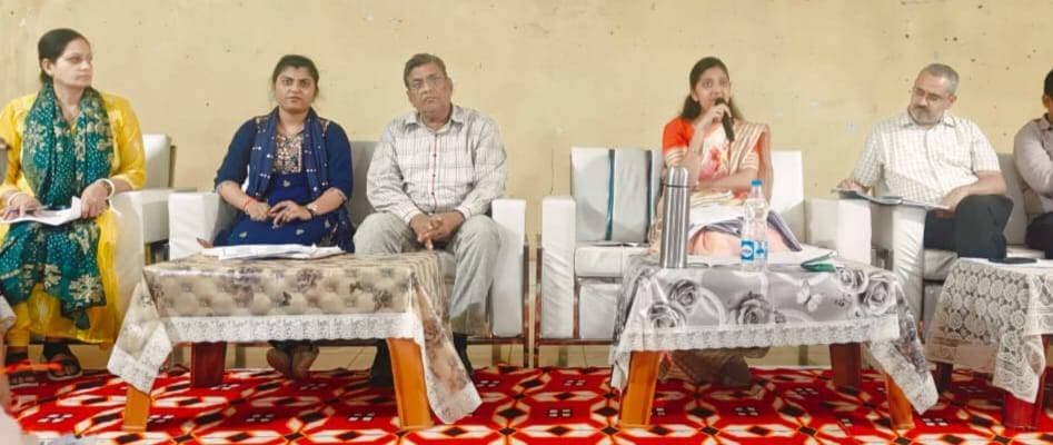 सीईओ जिला पंचायत ने जनपद हनुमना के ग्रामीण विकास कार्यों की समीक्षा की*
*योजनाओं के क्रियान्वयन में गति लाने के दिये निर्देश*
मऊगंज 24 सितम्बर 2026. कलेक्टर संजय कुमार जैन के निर्देश पर सीईओ जिला पंचायत सृष्टि देशमुख ने जनपद पंचायत हनुमना में ग्रामीण विकास योजनाओं की समीक्षा करते हुए गति लाने के निर्देश दिए। बैठक में प्रधानमंत्री आवास योजना-ग्रामीण, वीबी-ग्राम-जी ‘एक बगिया मां के नाम’, पीएम पोषण (मध्यान्ह भोजन) योजना तथा वाटरशेड सहित अन्य योजनाओं के कार्यों की प्रगति की जानकारी ली गई। सीईओ जिला पंचायत ने संबंधित अधिकारियों एवं कर्मचारियों से योजनावार प्रगति की समीक्षा करते हुए लंबित कार्यों को प्राथमिकता के साथ पूर्ण करने के निर्देश दिए। उन्होंने कहा कि शासन की योजनाओं का लाभ पात्र हितग्राहियों तक समय पर पहुंचाना सुनिश्चित किया जाए। साथ ही स्वीकृत एवं प्रगतिरत निर्माण कार्यों को निर्धारित समय-सीमा में गुणवत्तापूर्वक पूर्ण कराने तथा योजनाओं के क्रियान्वयन में किसी प्रकार की लापरवाही नहीं बरतने के निर्देश दिए।
सीईओ जिला पंचायत ने संबंधित अधिकारियों को नियमित रूप से मैदानी स्तर पर योजनाओं की प्रगति का निरीक्षण करने तथा लंबित कार्यों का शीघ्र निराकरण सुनिश्चित करने के निर्देश दिए। बैठक में sdm हनुमना राजेश मेहता, सहित जनपद पंचायत के संबंधित अधिकारी एवं कर्मचारी उपस्थित रहे