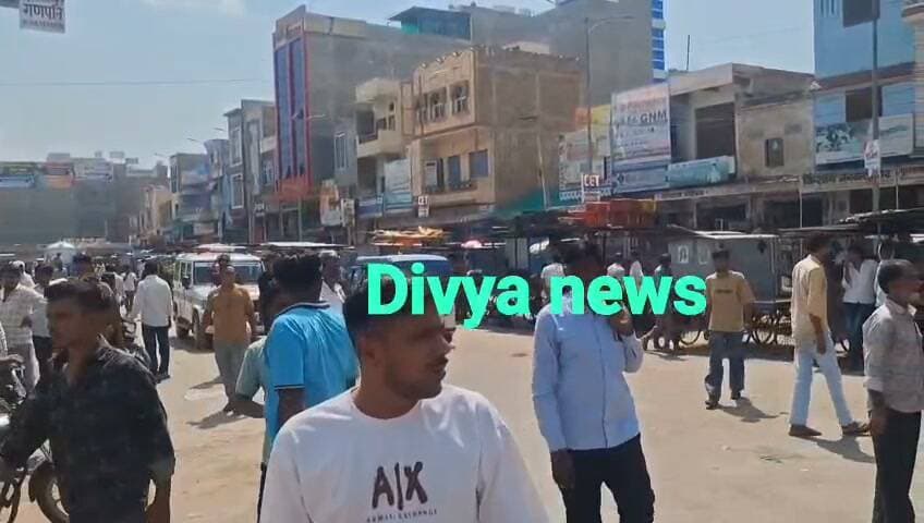 कच्चा बस स्टैंड पर हाई वोल्टेज ड्रामा: हाथ ठेले हटाने पहुंचा प्रशासन, हाई कोर्ट के यथास्थिति आदेश से रुकी कार्रवाई; भड़के निजी बस ऑपरेटर, तीन दिन से चल रहे आंदोलन में आया नया मोड़, गांधी चौक पर फिर गरजे बस संचालक—आयुक्त के खिलाफ नारेबाजी, स्थानीय भाजपा नेताओं का भी विरोध