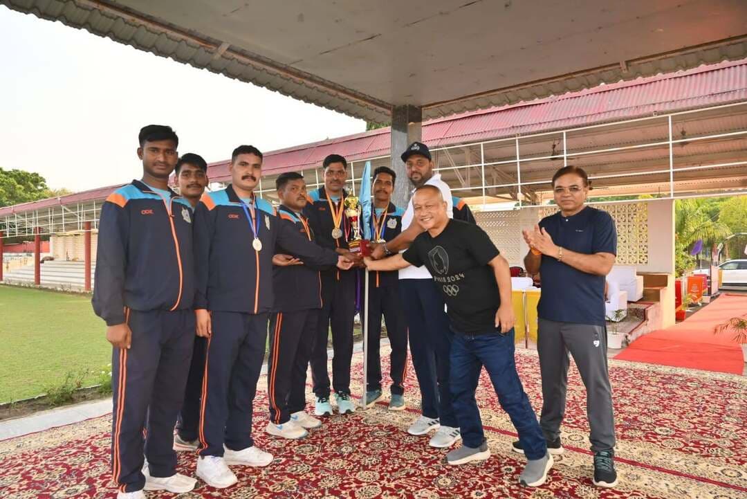 ग्रुप केंद्र सीआरपीएफ नीमच में एथलेटिक प्रतियोगिता संपन्न
148वीं बटालियन ने प्रथम और पहली बटालियन ने द्वितीय स्थान प्राप्त किया, विजेताओं को पदक एवं ट्रॉफी प्रदान की गई
नीमच, 24 सितंबर 2026। ग्रुप केंद्र सीआरपीएफ नीमच परिसर में मध्य प्रदेश सेक्टर, सीआरपीएफ भोपाल के अधीनस्थ प्रशासनिक एवं परिचालनिक बटालियनों तथा कार्यालयों के बीच आयोजित एथलेटिक प्रतियोगिता का गुरुवार को समापन हुआ। प्रतियोगिता का आयोजन 21 से 24 सितंबर तक किया गया।
प्रतियोगिता में ग्रुप केंद्र नीमच, भोपाल एवं ग्वालियर, 1वीं, 7वीं, 41वीं, 123वीं एवं 148वीं बटालियन, 107 द्रुत कार्य बल तथा 4 सिग्नल बटालियन के जवानों ने उत्साहपूर्वक भाग लिया। प्रतियोगिता में 10 किलोमीटर, 5000 मीटर, 1500 मीटर दौड़ एवं रिले रेस सहित विभिन्न एथलेटिक स्पर्धाएं आयोजित की गईं।
प्रतियोगिता का उद्देश्य जवानों में शारीरिक स्फूर्ति, सहनशक्ति, मानसिक दृढ़ता तथा टीम भावना को बढ़ावा देना रहा। प्रतिभागियों ने विभिन्न स्पर्धाओं में उत्कृष्ट प्रदर्शन करते हुए अपनी फिटनेस एवं खेल प्रतिभा का प्रदर्शन किया।
समापन समारोह में ग्रुप केंद्र नीमच के उप महानिरीक्षक श्री सुरेन्द्र कुमार के मार्गदर्शन में संयुक्त अस्पताल नीमच के उप महानिरीक्षक (चिकित्सा) डॉ. अब्दुल नज़र ने विजेता प्रतिभागियों को पदक एवं ट्रॉफी प्रदान कर सम्मानित किया। प्रतियोगिता में 148वीं बटालियन ने सर्वश्रेष्ठ प्रदर्शन करते हुए प्रथम स्थान, जबकि 1वीं बटालियन ने द्वितीय स्थान प्राप्त किया।
इस अवसर पर डॉ. अब्दुल नज़र ने कहा कि सीआरपीएफ की कार्यशैली में तकनीकी दक्षता के साथ शारीरिक स्फूर्ति भी अत्यंत आवश्यक है। इस प्रकार की प्रतियोगिताएं जवानों की शारीरिक क्षमता, तत्परता और टीम भावना को मजबूत करती हैं। उन्होंने सभी प्रतिभागियों को उत्कृष्ट प्रदर्शन के लिए बधाई दी।
समापन समारोह में डॉ. केनजोम नगोमदिर, मुख्य चिकित्सा अधिकारी, डॉ. संसृति शर्मा, मुख्य चिकित्सा अधिकारी, श्री कबीर सरीन एवं श्री शैलेन्द्र थोरेचा, उप कमांडेंट, श्रीमती तिलोतमा एन.,उप कमांडेंट (मंत्रालय), श्री सुभाष यादव, श्री दुष्यंत गोस्वामी, श्रीमती सीमा सिंह, श्री हरजीत सिंह एवं श्री खेमराज आर्से, सहायक कमांडेंट सहित अन्य अधिकारी, अधीनस्थ अधिकारी एवं जवान उपस्थित रहे।