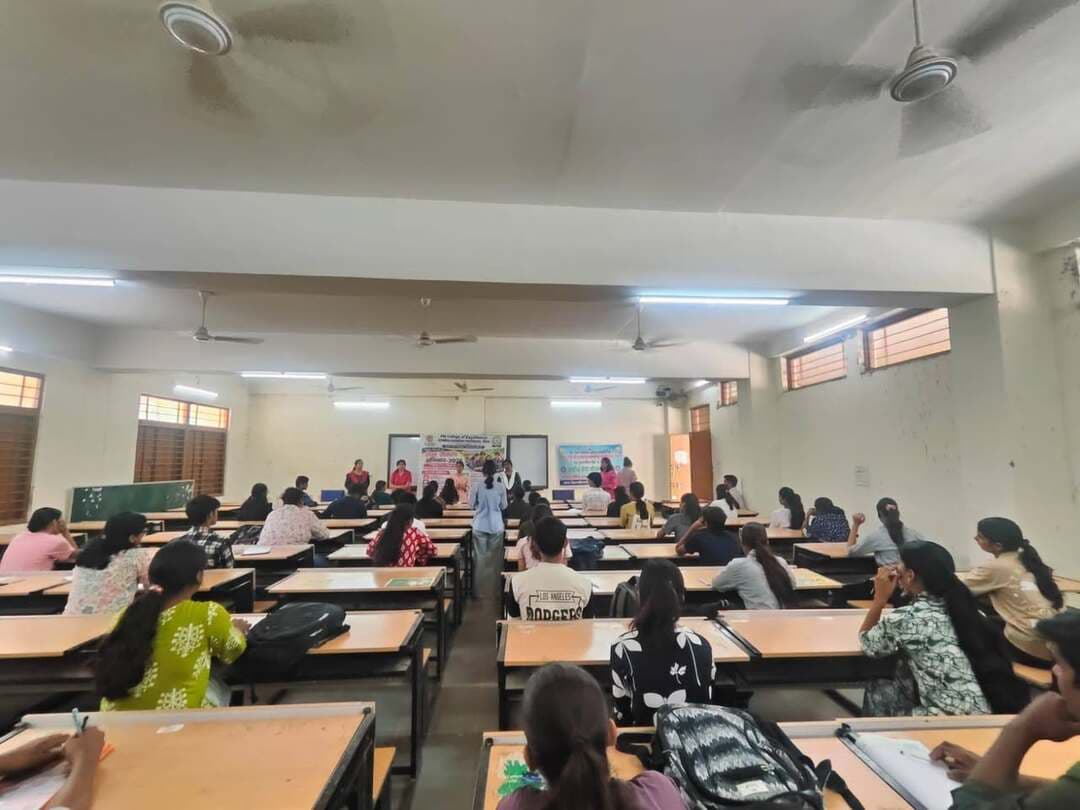 सेवा संकल्प अभियान के तहत भाषण प्रतियोगिता संपन्न
स्वामी विवेकानंद अग्रणी महाविद्यालय में विद्यार्थियों ने उत्साहपूर्वक लिया भाग
नीमच, 24 सितंबर 2026। सेवा संकल्प अभियान के अंतर्गत स्वामी विवेकानंद अग्रणी महाविद्यालय में विद्यार्थियों के लिए भाषण प्रतियोगिता का आयोजन किया गया। प्रतियोगिता में विद्यार्थियों ने उत्साहपूर्वक भाग लेते हुए विभिन्न विषयों पर अपने विचार प्रभावी ढंग से प्रस्तुत किए।
विद्यार्थियों ने अपने भाषणों के माध्यम से सेवा, सामाजिक सहभागिता, राष्ट्र निर्माण एवं युवाओं की भूमिका जैसे विषयों पर विचार व्यक्त किए। प्रतियोगिता का उद्देश्य विद्यार्थियों में अभिव्यक्ति कौशल, आत्मविश्वास तथा सामाजिक एवं राष्ट्रीय दायित्वों के प्रति जागरूकता विकसित करना रहा।
प्रतियोगिता के दौरान विद्यार्थियों ने अपनी प्रतिभा और विचारों से सभी का ध्यान आकर्षित किया। आयोजन में महाविद्यालय के प्राध्यापक एवं विद्यार्थी उपस्थित रहे।