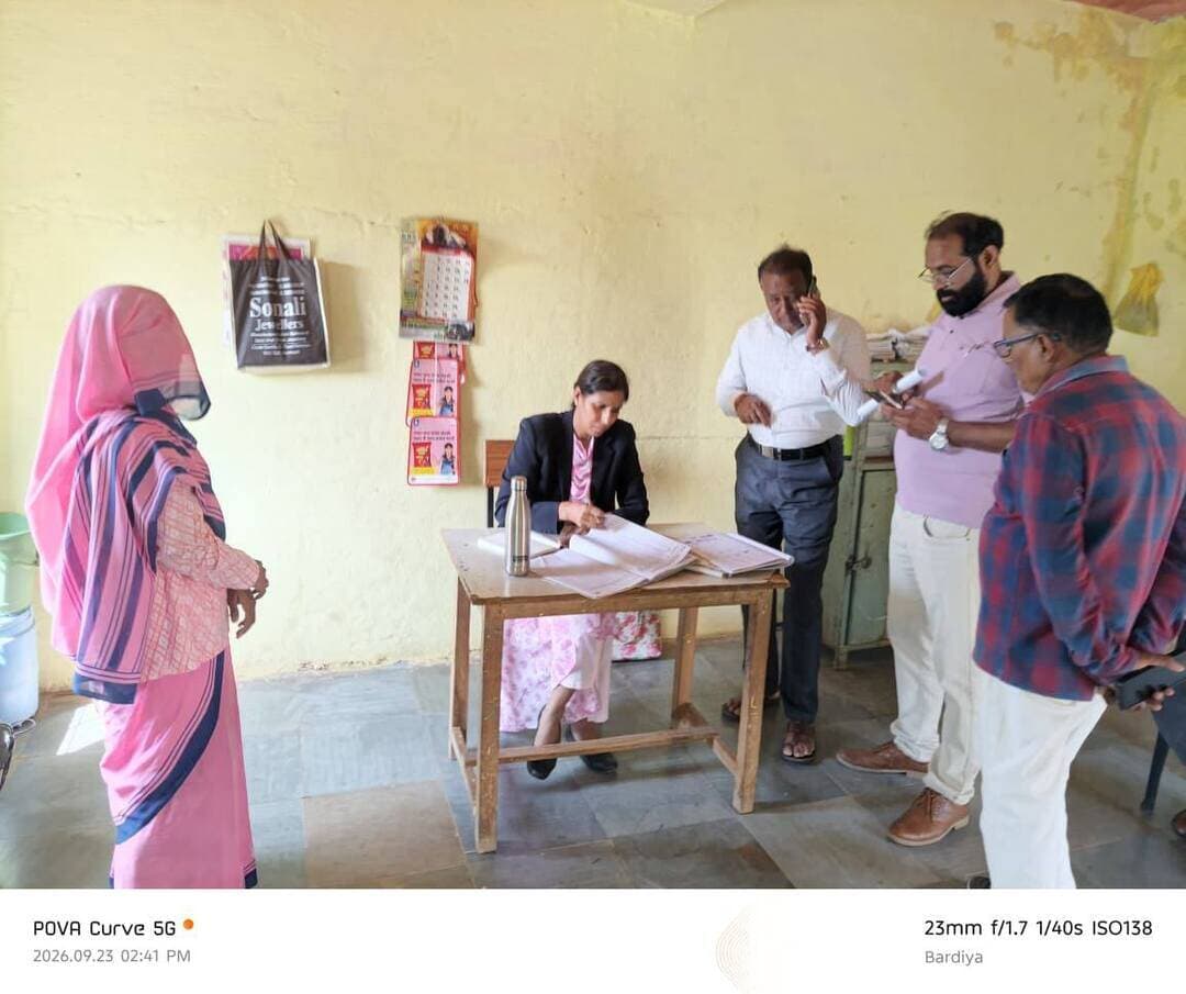 60 दिवसीय मेगा ड्राइव के तहत बरडिया में विधिक जागरूकता और जनकल्याण गतिविधियां जारी
विभागीय अधिकारियों की बैठक में आवेदनों के त्वरित निराकरण के निर्देश, 28 सितंबर को दस्तावेज अपडेशन शिविर
नीमच, 23 सितंबर 2026। राष्ट्रीय विधिक सेवा प्राधिकरण, नई दिल्ली की 60 दिवसीय मेगा ड्राइव के अंतर्गत जिला विधिक सेवा प्राधिकरण, नीमच द्वारा चयनित ग्राम बरडिया में विधिक जागरूकता के साथ पात्र हितग्राहियों को शासकीय योजनाओं का लाभ दिलाने के लिए विभिन्न गतिविधियां संचालित की जा रही हैं।
इसी क्रम में जिला विधिक सेवा प्राधिकरण की सचिव श्रीमती शोभना मीणा एवं जिला विधिक सहायता अधिकारी श्री प्रवीण कुमार ने जनपद पंचायत मनासा में विभिन्न विभागों के तहसील स्तरीय अधिकारियों के साथ बैठक की। बैठक में मुख्य कार्यपालन अधिकारी जनपद पंचायत मनासा सुश्री आयुषी गोयल, तहसीलदार मनासा श्री अजेंद्र नाथ प्रजापति सहित संबंधित अधिकारी उपस्थित रहे।
बैठक में ग्राम बरडिया के ग्रामीणों से प्राप्त आवेदनों की विभागवार समीक्षा की गई। अधिकारियों को आवेदनों का शीघ्र परीक्षण एवं निराकरण कर पात्र हितग्राहियों को संबंधित योजनाओं का लाभ मेगा ड्राइव की अवधि में उपलब्ध कराने के निर्देश दिए गए। योजनाओं का लाभ दिलाने में आ रही कठिनाइयों का भी प्राथमिकता से निराकरण करने को कहा गया।
28 सितंबर को दस्तावेज अपडेशन शिविर
जिला विधिक सेवा प्राधिकरण की सचिव श्रीमती शोभना मीणा ने बताया कि ग्राम बरडिया में 28 सितंबर 2026 को आधार कार्ड अपडेशन, संबल कार्ड एवं समग्र आईडी संबंधी कार्यों के लिए विशेष शिविर आयोजित किया जाएगा। उन्होंने ग्रामीणों से आवश्यक दस्तावेजों के साथ शिविर में उपस्थित होकर दस्तावेजों में आवश्यक सुधार एवं अद्यतन कराने की अपील की। संबंधित मैदानी अमले को भी शिविर का व्यापक प्रचार-प्रसार कर अधिक से अधिक पात्र लोगों को लाभान्वित करने के निर्देश दिए गए।
बैठक के बाद जिला विधिक सेवा प्राधिकरण की टीम ने ग्राम बरडिया के आंगनबाड़ी केंद्रों तथा प्राथमिक एवं मिडिल स्कूल का निरीक्षण किया। विद्यार्थियों से संवाद कर उन्हें निःशुल्क विधिक सहायता, विधिक सेवाओं, टोल-फ्री हेल्पलाइन, विधिक सहायता पेटी तथा सहायता प्राप्त करने की प्रक्रिया की जानकारी दी गई। साथ ही विद्यार्थियों को अपने अधिकारों एवं कर्तव्यों के प्रति जागरूक करते हुए आधार कार्ड सहित आवश्यक दस्तावेज बनवाने एवं अद्यतन कराने के लिए प्रेरित किया गया।
मेगा ड्राइव के तहत ग्राम बरडिया में विधिक जागरूकता, दस्तावेजों के निर्माण एवं अपडेशन तथा शासकीय योजनाओं का लाभ पात्र हितग्राहियों तक पहुंचाने के लिए विभागों के समन्वय से गतिविधियां निरंतर जारी हैं।