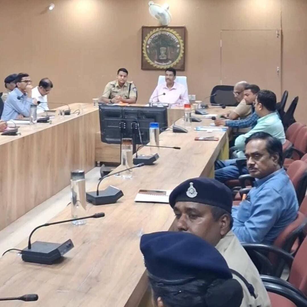 शहर को जाम से मुक्त और सुरक्षित बनाने के लिए जिला प्रशासन और पुलिस विभाग ने कलेक्ट्रेट सभागार में सड़क सुरक्षा समिति की अहम बैठक के बाद नई कार्ययोजना तैयार की है।
बसों के लिए ट्रायल (1 से 10 अक्टूबर): बस स्टैंड पर बसों के प्रवेश हेतु 2 और निकास हेतु 3 अलग मार्ग निर्धारित; प्रयोग सफल रहने पर व्यवस्था होगी स्थायी।
प्रमुख बस स्टॉप व पिकअप पॉइंट: किल्लाई नाका, जबलपुर नाका, आयुष चिकित्सालय के पास, शिक्षा सदन, सिंधी कैंप एवं बीज भंडार के पास तीन गुल्ली के आगे विपणन केन्द्र तीन गुल्ली के पास व्यवस्था
घंटाघर पर ऑटो/ई-रिक्शा डायवर्जन: मोहन टॉकीज, अंबेडकर चौक, एवरेस्ट तिराहा, मांगंज तिराहा और विंदन तिराहा से रूट डायवर्ट।
निर्धारित पार्किंग स्थल : गुरु गोविंद सिंह पार्क, मानस भवन, प्रकाश शाखा मैदान, पशु चिकित्सालय परिसर और मांगंज स्कूल ग्राउंड में 2/4 पहिया और ऑटो पार्किंग हेतु
नगर पालिका अधिकारी दमोह, यातायात प्रभारी दमोह,परिवहन अधिकारी दमोह तथा बस एसोसिएशन के प्रतिनिधियों को प्रस्तावित बस स्टाप का समुचित रूप से भ्रमण कर नगर पालिका अधिकारी दमोह को आवश्यक व्यवस्था करने हेतु निर्देशित किया गया।
सुरक्षित और सुगम यातायात के लिए नियमों का पालन करें और प्रशासन का सहयोग दें।