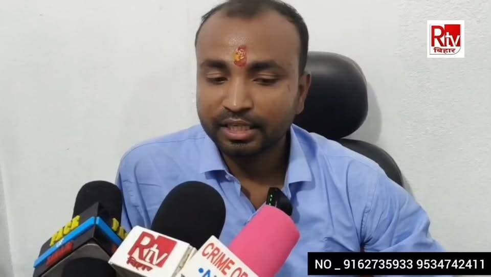 बेगूसराय मे श्री कश्यप आयुर्वेद चिकित्सालय की नई शाखा का बलिया में शुभारंभ
बेगूसराय के बाद अब छोटी बलिया स्टेशन रोड में भी मिलेगी आयुर्वेदिक चिकित्सा व परामर्श की सुविधा
बलिया। आयुर्वेदिक चिकित्सा पद्धति के प्रति लोगों के बढ़ते भरोसे को देखते हुए श्री कश्यप आयुर्वेद चिकित्सालय ने अब बलिया में भी अपनी नई शाखा की शुरुआत की है। छोटी बलिया स्टेशन रोड स्थित कांग्रेस भवन के सामने मंगलवार को चिकित्सालय की नई शाखा का उद्घाटन किया गया। नई शाखा के शुरू होने से बलिया एवं आसपास के क्षेत्र के लोगों को आयुर्वेदिक चिकित्सा एवं चिकित्सकीय परामर्श की सुविधा अपने शहर में ही उपलब्ध हो सकेगी।
श्री कश्यप आयुर्वेद चिकित्सालय की पहली शाखा बेगूसराय के सुभाष चौक पर संचालित हो रही है। वहां आयुर्वेदिक चिकित्सा एवं परामर्श के लिए लोगों का पहुंचना लगातार जारी है। इसी क्रम में चिकित्सालय की सेवाओं का विस्तार करते हुए अब बलिया में दूसरी शाखा शुरू की गई है।
चिकित्सालय में आयुर्वेदिक चिकित्सा पद्धति के अनुसार मरीजों को चिकित्सकीय परामर्श और उपचार की सुविधा उपलब्ध कराने की बात कही गई है। संचालकों के अनुसार, लोगों तक आयुर्वेदिक चिकित्सा की सुविधा पहुंचाने और स्वास्थ्य संबंधी समस्याओं में उचित चिकित्सकीय मार्गदर्शन उपलब्ध कराने के उद्देश्य से नई शाखा की शुरुआत की गई है।
नई शाखा के शुभारंभ को लेकर स्थानीय लोगों में भी उत्साह देखा गया। चिकित्सालय प्रबंधन ने लोगों से स्वास्थ्य संबंधी समस्याओं के लिए योग्य चिकित्सक से परामर्श लेने की अपील की है।
पता: श्री कश्यप आयुर्वेद चिकित्सालय, छोटी बलिया स्टेशन रोड, कांग्रेस भवन के सामने।
संपर्क: 9162735933 ,9534742411
