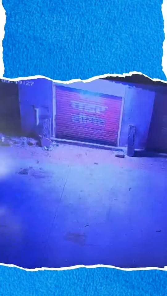 बाड़मेर के गुड़ामालानी थाने से पूर्व सरपंच को हनीट्रैप में फंसाने के आरोप में पकड़ी गई आरोपी युवती राई देवी उर्फ रवीना पुलिस को चकमा देकर फरार हो गई। पुलिस ने पूर्व सरपंच का अश्लील वीडियो बनाकर ब्लैकमेल करने और 50 लाख रुपये ऐंठने के मामले में राई देवी समेत चार आरोपियों—प्रकाश, भवानी और कमलेश भुरटिया—को बाड़मेर ग्रामीण क्षेत्र से गिरफ्तार किया था। आरोपियों पर सरपंच से 83 हजार रुपये नकद और 90 हजार रुपये ऑनलाइन वसूलने का आरोप है। पुलिस फरार महिला की सरगर्मी से तलाश कर रही है।
#BarmerNews #Gudamalani #Honeytrap #RajasthanPolice #BarmerPolice