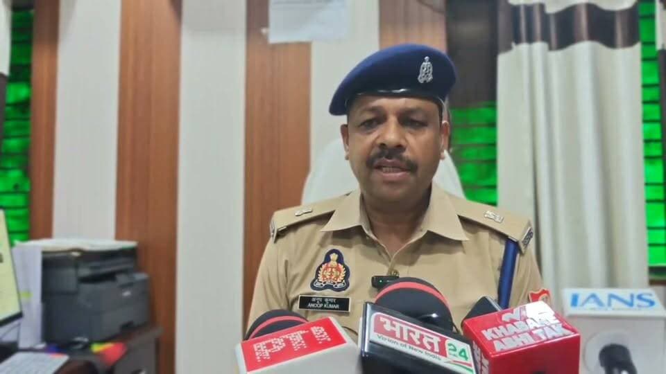 मऊ: अनीस हत्याकांड में 25 हजार के इनामी आरोपी की गिरफ्तारी पर अपर पुलिस अधीक्षक का बयान
#मऊ #अनीसहत्याकांड #पुलिस