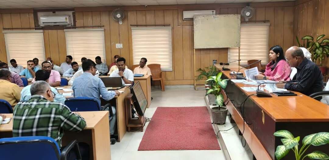 📢 जिला पदाधिकारी, शिवहर की अध्यक्षता में ग्रामीण विकास योजनाओं की गहन समीक्षा
समाहरणालय स्थित संवाद कक्ष में ग्रामीण विकास से जुड़ी महत्वपूर्ण योजनाओं की प्रगति की प्रखंडवार समीक्षा की गई। डीएम ने अधिकारियों को योजनाओं का लाभ समयबद्ध, पारदर्शी और गुणवत्तापूर्ण तरीके से लाभुकों तक पहुँचाने का सख्त निर्देश दिया।
🔹 समीक्षा के मुख्य बिंदु:
रोजगार एवं परिसंपत्ति निर्माण (VB-G RAM G): ग्रामीण रोजगार सृजन और टिकाऊ परिसंपत्तियों के निर्माण को प्राथमिकता। कार्यस्थलों के नियमित निरीक्षण का निर्देश।
जल-जीवन-हरियाली: सार्वजनिक जल संरचनाओं (तालाब, पोखर, आहर-पइन) के जीर्णोद्धार, वर्षा जल संचयन और पौधारोपण पर विशेष जोर।
लोहिया स्वच्छ बिहार अभियान: पंचायतों में ठोस-तरल अपशिष्ट प्रबंधन को सक्रिय करने का निर्देश। बीडीओ (BDO) दैनिक रूप से कचरा और स्वच्छता शुल्क संग्रहण की समीक्षा करेंगे।
पीएम आवास योजना (ग्रामीण): लंबित आवासों का निर्माण जल्द पूरा कराने, जियो-टैगिंग सुनिश्चित करने और लाभुकों को ससमय किस्त जारी करने का निर्देश।
डीएम ने स्पष्ट किया कि सरकारी योजनाओं में लापरवाही या अनावश्यक विलंब किसी भी सूरत में बर्दाश्त नहीं किया जाएगा। कम प्रगति वाले प्रखंडों पर विशेष नजर रहेगी और सभी अधिकारियों को नियमित फील्ड विजिट कर धरातल पर कार्यों की निगरानी करनी होगी।
#Sheohar #DMSheohar #RuralDevelopment #JalJeevanHariyali #SwachhBihar #PMAYG #BiharGovernment #PublicRelations #PRDBihar
