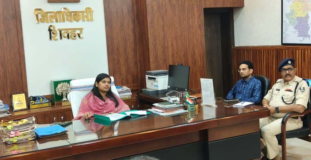 स्वच्छ और हरित शिवहर की दिशा में बड़ा कदम! 🌿
जिला पदाधिकारी, शिवहर की अध्यक्षता में आज पर्यावरण संरक्षण, प्रदूषण नियंत्रण और जिले को हरा-भरा बनाने के लिए विभिन्न समितियों (जिला पर्यावरण, गंगा, सिंगल यूज प्लास्टिक और आर्द्रभूमि संरक्षण) की एक महत्वपूर्ण संयुक्त बैठक आयोजित की गई।
बैठक में विकास परियोजनाओं के साथ-साथ पर्यावरणीय संतुलन बनाए रखने पर विशेष जोर दिया गया।
बैठक के प्रमुख निर्णय एवं निर्देश: 👇
🔹 वायु गुणवत्ता: जिले में प्रदूषण की निगरानी के लिए जल्द स्थापित होगा वायु प्रदूषण मापक यंत्र।
🔹 इको-टूरिज्म: जैव विविधता को सुरक्षित रखते हुए 'हाथीसर तालाब' को आकर्षक इको-टूरिज्म स्थल के रूप में किया जाएगा विकसित।
🔹 नदी एवं जल संरक्षण: गंगा की सहायक बागमती नदी को प्रदूषण मुक्त रखने और आर्द्रभूमियों (Wetlands) के नियमित संरक्षण पर विशेष फोकस।
🔹 सख्त कार्रवाई: प्रतिबंधित सिंगल यूज प्लास्टिक के उपयोग एवं बिक्री पर रोक के लिए चलेगा नियमित छापेमारी अभियान।
🔹 हरित आवरण: जिले में 'नगर वन' का निर्माण, कृषि वानिकी को बढ़ावा और विकास कार्यों (पथ/बांध निर्माण) में काटे गए पेड़ों के एवज में होगा अनिवार्य वन सृजन।
🔹 अपशिष्ट प्रबंधन: तरल अपशिष्ट के वैज्ञानिक प्रबंधन के लिए FSTP की स्थापना की प्रक्रिया में लाई जाएगी तेजी।
🔹 वन्यजीव: घोड़परास एवं जंगली सूअर से जुड़ी शिकायतों का होगा त्वरित और नियमानुसार निस्तारण।
जिला प्रशासन शिवहर को स्वच्छ, सुंदर और पर्यावरण अनुकूल बनाने के लिए पूरी तरह प्रतिबद्ध है। आइए, सिंगल यूज प्लास्टिक का त्याग कर हम सब इस हरित अभियान का हिस्सा बनें! 🌍💧
#Sheohar #EnvironmentProtection #EcoTourism #GreenSheohar #SayNoToPlastic #BagmatiRiver #WetlandConservation #DistrictAdministrationSheohar #Bihar #CleanBihar #GreenBihar #SaveNature