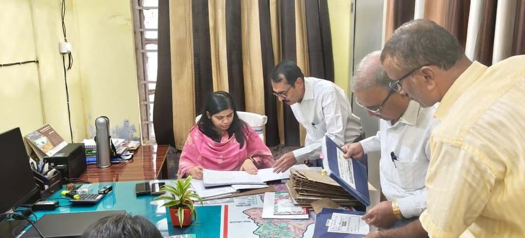 📌 डीएम शिवहर श्रीमती प्रतिभा रानी ने किया जिला भू-अर्जन कार्यालय का विस्तृत निरीक्षण
आज दिनांक 24 सितंबर 2026 को जिला पदाधिकारी महोदया द्वारा जिला भू-अर्जन कार्यालय, शिवहर का निरीक्षण किया गया। इस दौरान लंबित मामलों, मुआवजा भुगतान और जिले की महत्वपूर्ण आधारभूत संरचना परियोजनाओं की गहन समीक्षा की गई।
🔹 निरीक्षण के मुख्य बिंदु:
• जन-शिकायतों का त्वरित समाधान: जनता दरबार, RTI और लोक शिकायत के लंबित आवेदनों का समयबद्ध निष्पादन सुनिश्चित करने का सख्त निर्देश।
• प्रमुख परियोजनाओं की समीक्षा: सीतामढ़ी–शिवहर नई रेल लाइन, शिवहर–बेलवा पथ, गोरखपुर–सिलीगुड़ी और रक्सौल–हल्दिया एक्सप्रेस-वे जैसी राष्ट्रीय परियोजनाओं के भू-अर्जन व मुआवजा भुगतान में तेजी लाने पर जोर।
• पारदर्शिता और जवाबदेही: डीएम महोदया ने स्पष्ट किया कि भू-धारियों को मुआवजा भुगतान पारदर्शी तरीके से हो और किसी भी नागरिक को कार्यालय के अनावश्यक चक्कर न लगाने पड़ें।
• अभिलेखों की जांच: कार्यालय के रोकड़-बही, बैंक खातों और सेवा पुस्तिकाओं को नियमित रूप से अद्यतन रखने का निर्देश दिया गया।
जिला प्रशासन जिले के विकास और आमजनों की समस्याओं के सुगम व समयबद्ध समाधान के लिए पूर्णतः संकल्पित है।
#DMSheohar #SheoharAdministration #Sheohar #Bihar #LandAcquisition #Development #PublicService #GoodGovernance #Infrastructure #SitamarhiSheoharRailLine #GorakhpurSiliguriExpressway