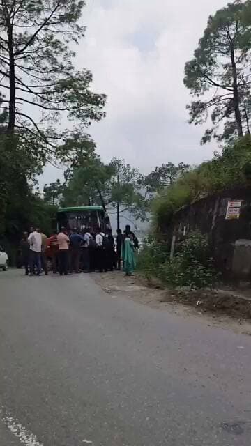 राजधानी शिमला के पास घंडल में गुरुवार को दर्दनाक सड़क हादसा हुआ है। हादसे में तीन लोगों की माैत हो गई है।
जानकारी के अनुसार नेशनल हाईवे-205 पर घंडल में एचआरटीसी की बागीपुल से शिमला आ रही एक इलेक्ट्रिक बस और कार में भीषण टक्कर हो गई।टक्कर के बाद सभी घायलों को उपचार के लिए आईजीएमसी शिमला लाया गया, जहां तीन को डाॅक्टरों ने मृत घोषित कर दिया। हादसे में एक व्यक्ति घायल है। मृतकों में दो महिलाएं और एक पुरुष शामिल हैं। हादसा दोपहर करीब एक बजे हुआ। कार में सवार लोग जिला सोलन के बताए जा रहे हैं। फिलहाल हादसे के कारणों का पता नहीं चल पाया है। पुलिस मामले की जांच कर रही है।