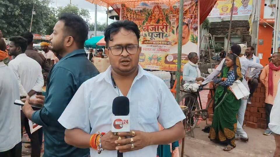 चित्रकूट में बंजारी महोत्सव को लेकर तैयारियां तेज, शोभायात्रा का होगा भव्य स्वागत
चित्रकूट। जिले में बंजारी महोत्सव एवं शोभायात्रा को लेकर तैयारियां तेज हो गई हैं। करवी के ट्रैफिक चौराहा और धनुष चौराहा में शोभायात्रा के स्वागत के लिए विशेष तैयारियां की जा रही हैं। आयोजन को लेकर श्रद्धालुओं और समाज के लोगों में उत्साह देखने को मिल रहा है।
आयोजकों की ओर से आस्था, संस्कृति, एकता और समृद्धि के संदेश के साथ बंजारी माता की पूजा एवं महोत्सव में सभी स्वजातीय बंधुओं से शामिल होने की अपील की गई है। शोभायात्रा के दौरान श्रद्धालुओं के स्वागत की भी तैयारियां की जा रही हैं।
कार्यक्रम के निवेदक समाजसेवी एवं व्यापारी विनोद प्रिंस केशरवानी हैं। वहीं भाजपा जिलाध्यक्ष महेंद्र कोटार्य की ओर से भी आयोजन को लेकर सहभागिता की जा रही है।
महोत्सव के दौरान “जय बंजारी माता” के जयघोष से माहौल भक्तिमय होने की उम्मीद है। आयोजन का उद्देश्य आस्था और संस्कृति के साथ समाज में एकता और भाईचारे का संदेश देना है।