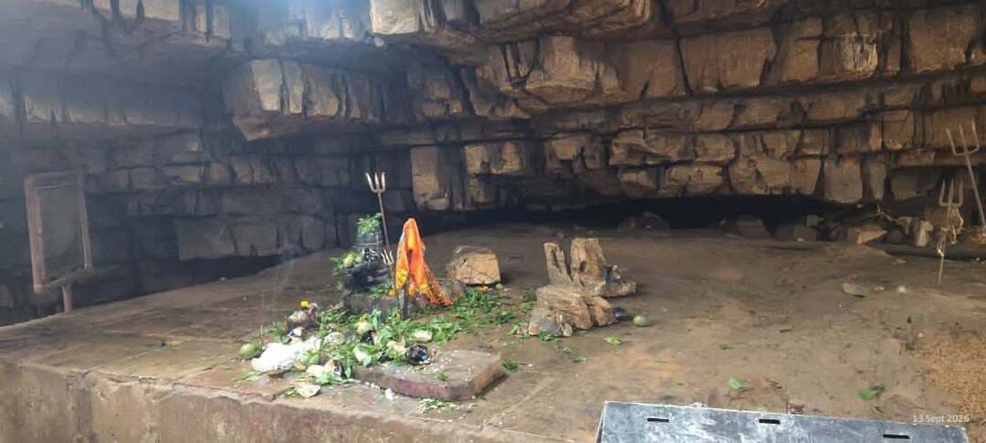 चित्रकूट, लगातार बारिश से गुफा में बढ़ा पानी का रिसाव, ज्वाइंट वाले पत्थर गिरने की आशंका, वैज्ञानिक जांच तक गुफा बंद
बारिश के दौरान गुफाओं और चट्टानी क्षेत्रों में पानी का रिसाव बढ़ने से कमजोर अथवा ज्वाइंट वाले पत्थरों के खिसकने और गिरने की आशंका रहती है। इस वर्ष लगातार हुई बारिश के कारण गुप्त गोदवरी में पानी का रिसाव सामान्य से अधिक होने के चलते पत्थरों के गिरने की घटना सामने आई है। गुप्त गोदावरी प्राकृतिक गुफा है और यहां जल का प्रवाह भी रहता है। हालांकि पत्थर गिरने की वास्तविक वजह और गुफा की संरचनात्मक सुरक्षा को लेकर अंतिम निष्कर्ष वैज्ञानिक अथवा विशेषज्ञ जांच के बाद ही निकाला जायेगा। जब तक विशेषज्ञों की जांच और रिपोर्ट सामने नहीं आती, तब तक श्रद्धालुओं की सुरक्षा को देखते हुए गुफा को बंद रखने का निर्णय लिया गया है।