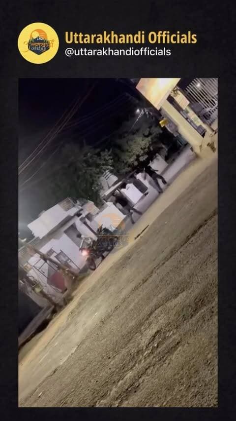 🚨 देहरादून में देर रात दो गुटों में विवाद, जमकर हुई पत्थरबाजी
सेठी मार्केट, वसंत विहार स्थित सुविधा स्टोर के पास रात करीब 12:20 बजे किसी बात को लेकर दो गुटों में कहासुनी हो गई। देखते ही देखते विवाद बढ़ गया और दोनों पक्षों के बीच हाथापाई शुरू हो गई। इसके बाद दोनों ओर से एक-दूसरे पर पत्थर बरसाए जाने की बात सामने आई है।
घटना के बाद मौके पर अफरा-तफरी का माहौल बन गया। विवाद किस बात को लेकर शुरू हुआ और घटना में कोई घायल हुआ या नहीं, इसकी आधिकारिक पुष्टि फिलहाल नहीं हुई है।
