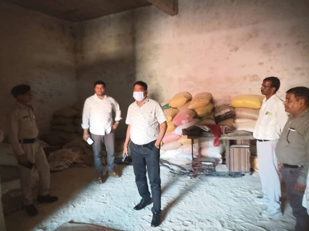 कलेक्टर श्री वर्मा के निर्देश पर बदरवास में बड़ी कार्रवाई: गोदाम संचालक पर प्राथमिकी (FIR) दर्ज
कलेक्टर एवं जिला मजिस्ट्रेट श्री Arpit Verma IAS के सख्त निर्देशों के तहत जिले में शासकीय खाद्यान्न की कालाबाजारी, अवैध भंडारण और परिवहन करने वालों के विरुद्ध सख्त कार्रवाई की जा रही है। इसी क्रम में बदरवास क्षेत्र में शासकीय चावल के अवैध भंडारण और परिवहन की सूचना प्राप्त होते ही कलेक्टर एवं जिला मजिस्ट्रेट श्री अर्पित वर्मा ने मामले पर तत्काल संज्ञान लिया। और अधिकारियों को मौके पर पहुंचकर जांच कर कार्रवाई करने के कड़े निर्देश दिए।
निर्देशों के पालन में तहसीलदार बदरवास श्री सचिन भार्गव, जिला आपूर्ति अधिकारी शिवपुरी श्री तुलेश्वर कुर्रे तथा सहायक आपूर्ति अधिकारी श्री जसराम जाटव एवं जयदीप सिंह लोधी, कृषि उपज मंडी सचिव श्री नरेंद्र जाटव, शिवपुरी की संयुक्त टीम ने तत्काल ग्राम बदरवास स्थित रियांशी ट्रेडिंग कंपनी (संचालक सचिन मंगल पिता ब्रजेश मंगल) के गोदाम के दौरान गोदाम परिसर में लगभग 300 क्विंटल शासकीय उचित मूल्य का चावल पाया गया, जिसे एक ट्रक में भरकर अवैध परिवहन की तैयारी की जा रही थी। प्रशासनिक टीम ने मौके पर ही चावल से भरे ट्रक को जब्त कर थाना बदरवास की अभिरक्षा में रखवाया तथा संबंधित गोदाम को सील कर कंपनी संचालक सचिन मंगल पर प्राथमिकी दर्ज कराई गई है। साथ ही, इसके साथ ही लोक शांति भंग करने की स्थिति पर ट्रक चालक हेमराज गुर्जर एवं मुकेश गुर्जर के विरुद्ध प्रतिबंधात्मक कार्रवाई कर जेल भेजा गया है।
इसी क्रम में संयुक्त प्रशासनिक दल द्वारा स्टेशन रोड बदरवास स्थित जय गुरुदेव आटा मिल (संचालक पंकज गर्ग) पर भी गहन जांच की गई। निरीक्षण के दौरान मिल परिसर में लगभग 8 क्विंटल शासकीय अवैध चावल पाया गया। टीम ने त्वरित कार्रवाई करते हुए खाद्यान्न को जब्त कर नियमानुसार सैंपल प्राप्त किए तथा संबंधितों के विरुद्ध कठोर वैधानिक कार्रवाई शुरू कर दी है।
*अवैध परिवहनकर्ताओं को कलेक्टर श्री वर्मा की सख्त चेतावनी:*
कलेक्टर एवं जिला मजिस्ट्रेट श्री अर्पित वर्मा ने मामले को अत्यंत गंभीरता से लेते हुए सख्त चेतावनी दी है। यदि कोई भी परिवहनकर्ता या वाहन मालिक शासकीय राशन के अवैध परिवहन अथवा कालाबाजारी में संलिप्त पाया गया, तो संबंधित वाहन को राजसात करने के साथ-साथ दोषी व्यक्तियों के विरुद्ध कठोरतम कार्रवाई की जाएगी। जिला प्रशासन की यह कार्रवाई संपूर्ण जिले में आगे भी सतत जारी रहेगी।
CM Madhya Pradesh
Jansampark Madhya Pradesh
Department of Food, Civil Supplies & Protection - Madhya Pradesh
Collector Shivpuri
#shivpuri