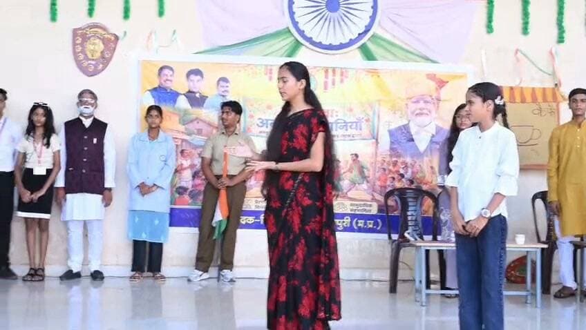 #सेवा_संकल्प_अभियान के तहत कलेक्टर एवं जिला मजिस्ट्रेट श्री अर्पित वर्मा के निर्देशानुसार आज शासकीय उत्कृष्ट उच्चतर माध्यमिक विद्यालय क्रमांक 01 में "नमो सेवा: अनकही कहानियाँ" विषय पर विशेष कार्यक्रम का आयोजन किया गया। इस अवसर पर स्कूल के छात्र-छात्राओं द्वारा नुक्कड़ नाटक के माध्यम से अनसुनी सेवा की प्रेरणादायक दास्तानों की शानदार प्रस्तुति दी गई।
विद्यार्थियों की इस मनमोहक प्रस्तुति का मुख्य उद्देश्य समाज में सेवा भाव, सामुदायिक सहभागिता और प्रेरणादायक किस्सों को जन-जन तक पहुँचाना रहा। जिला प्रशासन शिवपुरी (म.प्र.) के सौजन्य से आयोजित इस कार्यक्रम में छात्र-छात्राओं के उत्कृष्ट प्रदर्शन ने उपस्थित सभी लोगों को निस्वार्थ सेवा और सामाजिक दायित्वों का निर्वहन करने के लिए प्रेरित किया।
PMO India
#shivpuri
