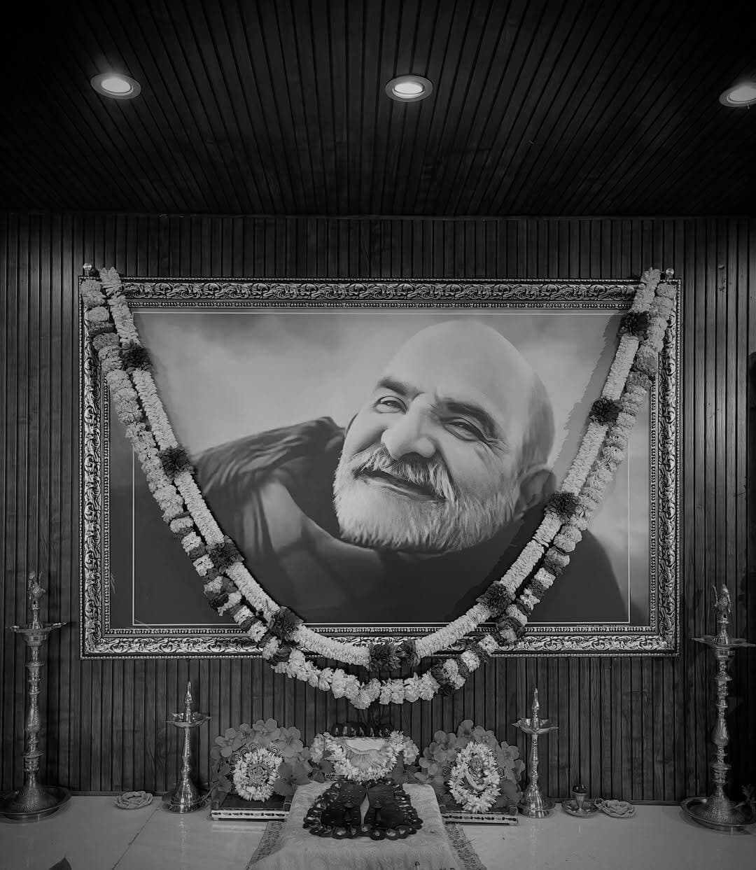 🌼 चरण पादुका सेवा🌼
#नीमकरौरीधामइंदौर
#neemkarolimaharajji