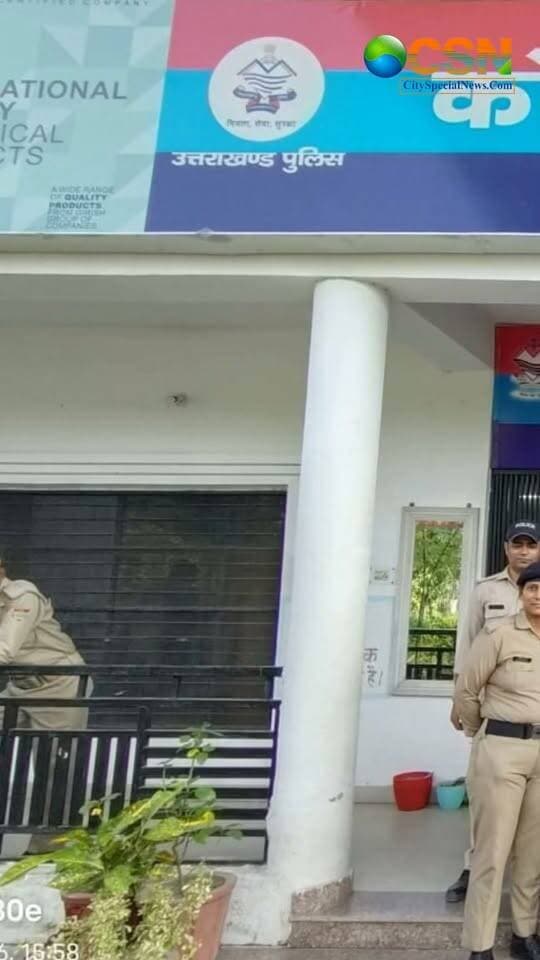दुल्हन बनकर घर आई… पति को नशीला पदार्थ खिलाया… और फिर सब लुटकर फरार हुई लुटेरी दुल्हन
लेकिन इस बार फंसी पुलिस के जाल में ।
मामला हरिद्वार के बहादराबाद का है।
पुलिस के मुताबिक, दौलतपुर निवासी योगेश पुरी की शादी एक महिला से हुई थी। आरोप है कि शादी के बाद महिला ने पति का भरोसा जीता और फिर उसे नशीला पदार्थ खिला दिया।
पति बेहोश हुआ… और मौका मिलते ही दुल्हन घर से नकदी और दूसरे सामान लेकर फरार हो गई।
शिकायत मिलते ही बहादराबाद पुलिस ने जांच शुरू की और कथित लुटेरी दुल्हन समेत 5 लोगों को हिरासत में ले लिया।
पुलिस के अनुसार, आरोपियों के कब्जे से संबंधित सामान बरामद हुआ है, जबकि वारदात में इस्तेमाल बोलेरो गाड़ी भी सीज कर दी गई है।
अब पुलिस को शक है कि कहीं यह सिर्फ एक वारदात तो नहीं?
पुलिस इस बात की भी पड़ताल कर रही है कि क्या इन लोगों ने किसी और व्यक्ति को भी शादी के नाम पर अपना शिकार बनाया है।
यानी सवाल बड़ा है—
क्या यह सिर्फ लुटेरी दुल्हन की कहानी है… या इसके पीछे शादी के नाम पर ठगी करने वाला पूरा गिरोह है?
जांच के बाद ही पूरा सच सामने आएगा।
#लुटेरीदुल्हन #लुटेरीदुल्हनगिरोह #हरिद्वार #बहादराबाद #हरिद्वारन्यूज #उत्तराखंडन्यूज #शादीकेनामपरठगी #शादीकाठगीगिरोह #क्राइमNews #CrimeNews #ब्रेकिंगन्यूज #क्राइमब्रेकिंग #पुलिसकार्रवाई #बहादराबादपुलिस #उत्तराखंडपुलिस #हरिद्वारपुलिस #दुल्हनकांड #शादीमेंठगी #ठगीकांड #वायरलन्यूज #वायरलवीडियो #लेटेस्टन्यूज #HindiNews #UttarakhandNews #HaridwarNews #CrimeAlert #ViralNews #BreakingNews #CitySpecialNews