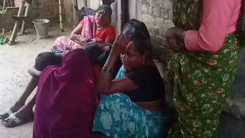 कौशाम्बी: छेड़खानी के शक में युवक की पीटकर हत्या
संदीपन घाट थाना क्षेत्र के उजिहिनी खालसा पुरवा में गुरुवार सुबह 30 वर्षीय रवेन्द्र की लाठी-डंडों से पीटकर हत्या किए जाने का मामला सामने आया है।
परिजनों के अनुसार, रवेन्द्र सुबह खेत की ओर गया था। आरोप है कि गांव से बाहर कुछ लोगों ने उसे घेरकर जमकर पीटा, जिससे वह गंभीर रूप से घायल हो गया। पुलिस एंबुलेंस से अस्पताल ले जाते समय रास्ते में ही उसकी मौत हो गई।
बताया जा रहा है कि एक रात पहले रवेन्द्र पर एक युवती से छेड़खानी का आरोप लगाते हुए विवाद हुआ था। परिजनों ने इसी रंजिश में हत्या किए जाने का आरोप लगाया है।
पुलिस ने शव पोस्टमार्टम के लिए भेज दिया है। नामजद बताए जा रहे आरोपियों की तलाश की जा रही है। घटना के बाद गांव में तनाव को देखते हुए पुलिस बल तैनात किया गया है।
#कौशाम्बी #संदीपनघाट #हत्या #CrimeNews #KaushambiNews BreakingNews Police