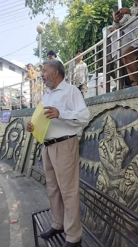 भाजपा नेता जय सिंह ने मेडिकल कॉलेज प्रबंधन को फिर से घेरा।