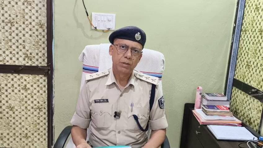 कोईलवर सोन नदी में अवैध रूप से बालू की कटिंग नाव के जरिए करने वाले पर SP.का एक्शन