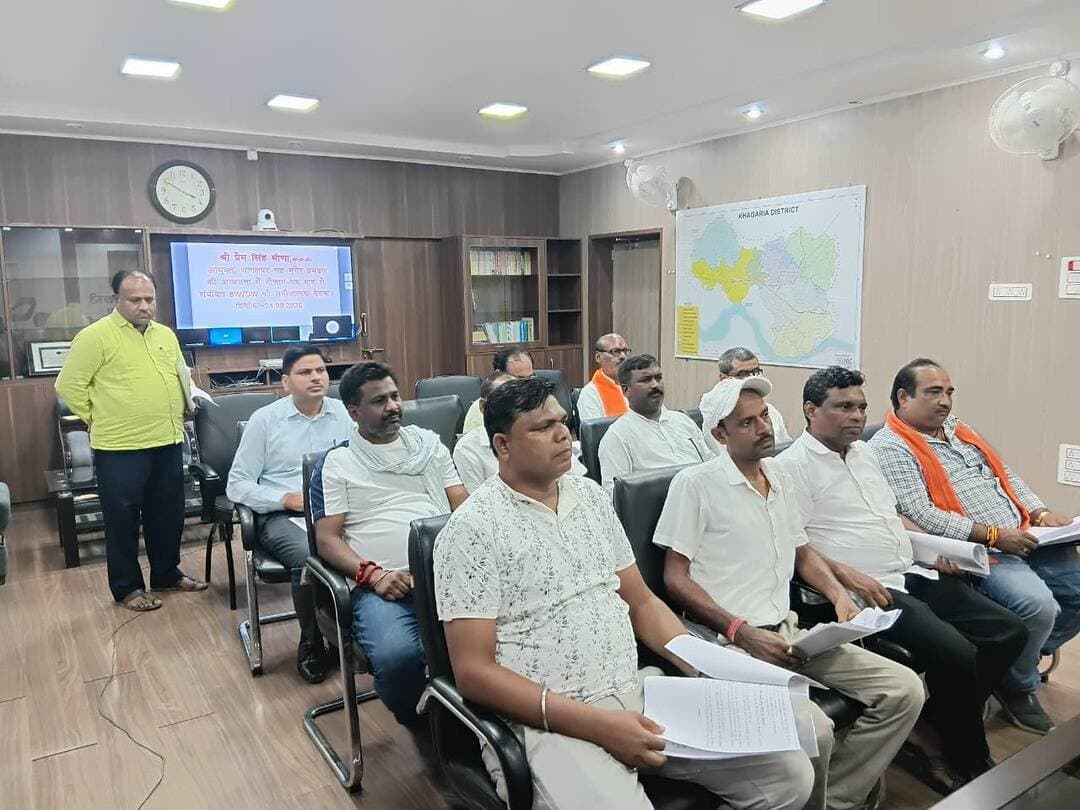🗳️ **कोसी स्नातक निर्वाचन 2026**
बिहार विधान परिषद् के कोसी स्नातक निर्वाचन क्षेत्र के द्विवार्षिक निर्वाचन को लेकर जिला निर्वाचन शाखा, खगड़िया द्वारा तैयारियों की जानकारी दी गई।
📅 मतदान: **23 अक्टूबर 2026**
⏰ समय: **सुबह 8 बजे से शाम 4 बजे तक**
📍 खगड़िया: **11 मतदान केंद्र | 9,494 मतदाता**
स्वतंत्र, निष्पक्ष एवं भयमुक्त निर्वाचन के लिए जिला प्रशासन प्रतिबद्ध।