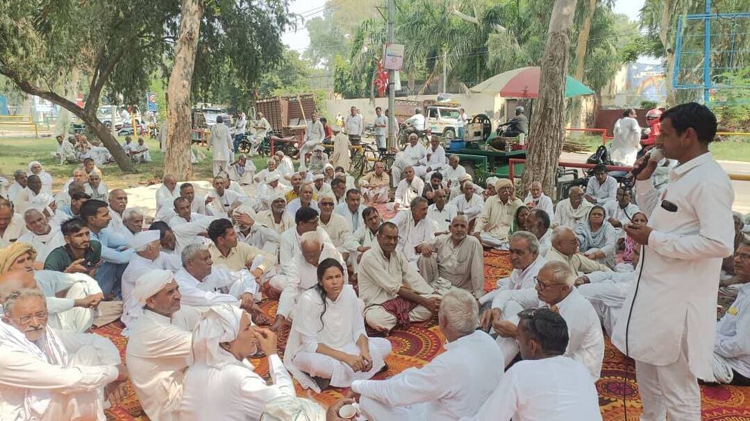*भिवानी को सूखाग्रस्त घोषित कर किसानों को 50 हजार प्रति एकड़ मुआवजा दे सरकार, क्षतिपूर्ति पोर्टल शीघ्र खोला जाए : किसान सभा*
*भिवानी, 24 सितंबर अखिल भारतीय किसान सभा भिवानी के आह्वान पर बुधवार को किसानों ने भिवानी उपायुक्त कार्यालय के समक्ष धरना-प्रदर्शन कर मुख्यमंत्री के नाम ज्ञापन सौंपा। किसान सभा ने भिवानी जिले को तत्काल सूखाग्रस्त घोषित करने, विशेष गिरदावरी करवाकर प्रभावित किसानों को 50 हजार रुपये प्रति एकड़ मुआवजा देने तथा फसल क्षति दर्ज करवाने के लिए 'मेरी फसल-मेरा ब्यौरा' और क्षतिपूर्ति पोर्टल तत्काल खोलने की मांग की।
किसान सभा पदाधिकारियों ने कहा कि अत्यंत कम बारिश, नहरों में पर्याप्त पानी नहीं आने और अधिकांश क्षेत्रों में भूमिगत जल खारा होने के कारण कपास, बाजरा, मूंग, धान, मूंगफली सहित खरीफ फसलों को भारी नुकसान हुआ है। उन्होंने कृषि विभाग और फसल बीमा कंपनियों से क्रॉप कटिंग प्रयोग शीघ्र पूरा करवाने, किसानों को सूखी फसल हटाकर रबी की बिजाई का अवसर देने तथा बीमा दावों में बाधा न आने देने की मांग की। साथ ही मंडियों में बाजरा और बवानीखेड़ा सहित संबंधित मंडियों में धान की सरकारी खरीद तत्काल शुरू कर किसानों को एमएसपी का लाभ देने तथा नहरों में पर्याप्त पानी छोड़ने की मांग उठाई गई। पावर ग्रिड के टावरों से प्रभावित किसानों को न्यायोचित बाजार भाव के अनुसार मुआवजा देने की मांग भी रखी गई।
धरने की अध्यक्षता जिला प्रधान रामफल देशवाल ने की तथा संचालन जिला सचिव मास्टर जगरोश ने किया। जिला उपायुक्त की ओर से सिटी मजिस्ट्रेट अनिल कुमार ने धरना स्थल पर आकर ज्ञापन लिया। बाद में पांच सदस्यीय प्रतिनिधिमंडल ने जिला उपायुक्त से मुलाकात की, जहां उपायुक्त ने तीन दिन के अंदर सरकार से बातचीत कर क्षतिपूर्ति पोर्टल खुलवाने का प्रयास करने का आश्वासन दिया।
बलियाली गांव में पावर ग्रिड द्वारा पुलिस की मदद से टावर खड़ा करने के मुद्दे पर किसानों के विरोध के चलते प्रशासन ने काम स्थगित कर दिया और एसडीएम ने 25 सितंबर को सुबह 11 बजे किसान प्रतिनिधियों के साथ बातचीत का आश्वासन दिया। इससे पहले जब सभी किसान बलियाली जाने लगे तो पुलिस ने उनके वाहनों को रोक दिया। परंतु सभा के जिला प्रधान रामफल देशवाल व उप प्रधान कॉमरेड ओमप्रकाश के नेतृत्व में पुलिस से बचकर कुछ किसान बलियाली पहुंचने में सफल हो गए और वहां जाकर काम बंद करवाया।
प्रदर्शन को किसान सभा के राज्य महासचिव सुमित दलाल, जिला उपप्रधान कॉमरेड ओमप्रकाश, सीटू नेता सुखदेव पालवास, किसान नेता सूबेदार धनपत सिंह, दयानंद पूनिया, अंतर कशवा, करण सिंह जैनावास, कांग्रेस जिला ग्रामीण प्रधान अनिरुद्ध चौधरी, देवराज मेहता, नरेंद्र गागड़वास, कविता आर्य, संतोष देशवाल, युवा कल्याण संगठन के कमल प्रधान सहित अनेक किसान एवं सामाजिक संगठनों के नेताओं ने संबोधित किया।