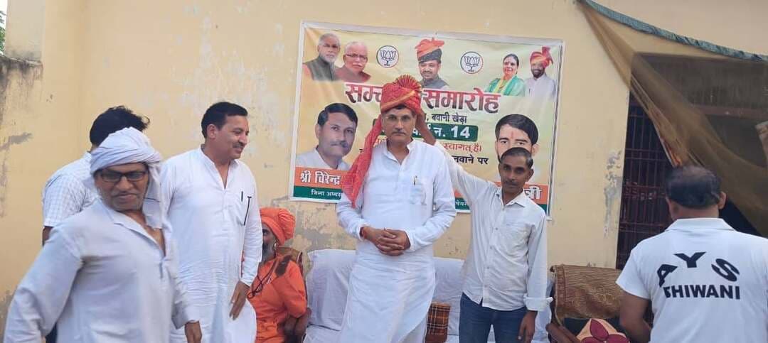 क्षेत्र का सर्वांगीण विकास और जन-सुविधाएं हमारी पहली प्राथमिकता : विरेंद्र कौशिक
बवानी खेड़ा में सम्मान समारोह का आयोजन, जिला अध्यक्ष विरेंद्र कौशिक ने गिनवाई सरकार की जनहितकारी नीतियां
भिवानी, 24 सितंबर : प्रधानमंत्री नरेंद्र मोदी के 25 वर्षो के सुशासन काल पूर्ण होने के उपलक्ष्य में चलाए जा रहे सेवा संकल्प अभियान के तहत वीरवार को बवानीखेड़ा नगर पालिका के वार्ड नंबर 14 स्थित सावरमल कॉलोनी में सम्मान समारोह का आयोजन किया गया। इस कार्यक्रम में भारतीय जनता पार्टी के जिला अध्यक्ष वीरेंद्र कौशिक ने मुख्य अतिथि के रूप में शिरकत की। कार्यक्रम स्थल पर पहुंचने पर स्थानीय नागरिकों और वार्डवासियों द्वारा उनका फूल-मालाओं और आत्मीय स्वागत के साथ नागरिक अभिनंदन किया गया। समारोह के दौरान वार्डवासियों ने वार्ड नंबर 14 में हाल ही में संपन्न हुए विकास कार्यों, विशेष रूप से गलियों के पक्कीकरण और नालों के सुदृढ़ निर्माण कार्य के लिए प्रशासन और भाजपा नेतृत्व के प्रति आभार प्रकट किया। स्थानीय लोगों ने कहा कि लंबे समय से बुनियादी ढांचे की जो आवश्यकताएं महसूस की जा रही थीं, उन्हें प्राथमिकता के आधार पर पूरा कराया गया है जिससे क्षेत्रवासियों को बड़ी राहत मिली है। उपस्थित जनसमूह को संबोधित करते हुए भाजपा जिला अध्यक्ष वीरेंद्र कौशिक ने कहा कि क्षेत्र का चहुंमुखी विकास करना और अंतिम छोर पर खड़े हर नागरिक तक मूलभूत सुविधाएं पहुंचाना ही हमारी सर्वोच्च प्राथमिकता है। उन्होंने कहा कि जनता का भरोसा और सहयोग ही कार्य करने की सबसे बड़ी प्रेरणा है। उन्होंने वार्डवासियों को आश्वस्त किया कि क्षेत्र में विकास कार्यों की गति को कभी थमने नहीं दिया जाएगा और आने वाले समय में भी बचे हुए सभी कार्यों को जनसहयोग से तेजी के साथ पूरा करवाया जाएगा। इस अवसर पर वीरेंद्र कौशिक ने उपस्थित नागरिकों को सरकार द्वारा चलाई जा रही जनकल्याणकारी योजनाओं और हालिया उपलब्धियों की विस्तृत जानकारी दी। उन्होंने आह्वान किया कि आमजन सरकार की सभी योजनाओं का अधिक से अधिक लाभ उठाएं और क्षेत्र की प्रगति में सक्रिय भागीदारी निभाएं। समारोह में वार्ड नंबर 14 की पार्षद रेनू देवी, नगरपालिका बवानी खेड़ा के चेयरमैन सुंदर अरोड़ा समेत बड़ी संख्या में स्थानीय गणमान्य नागरिक, सामाजिक कार्यकर्ता और वार्ड के निवासी मौजूद रहे। इस अवसर पर आयोजक अमन कौशिक, डेरा बाबा जोगियान बाबा बालीनाथ के महंत विचार नाथ, दयानंद कौशिक, रूपचंद कौशिक, सत्यवान यादव, मनीष शंकर, पार्षद प्रतिनिधि प्रदीप कुमार, विक्रम कोच, जिला मीडिया प्रभारी राकेश मिश्रा, अभिषेक भारद्वाज सहित अनेक लोग मौजूद रहे।