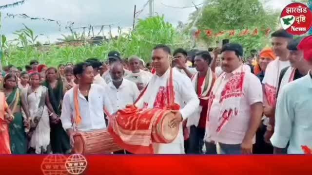 लेवाटाड़ पहुंचे विकास दुबे, ग्रामीणों का मिला अपार स्नेह, विकास और एकता का दिया संदेश