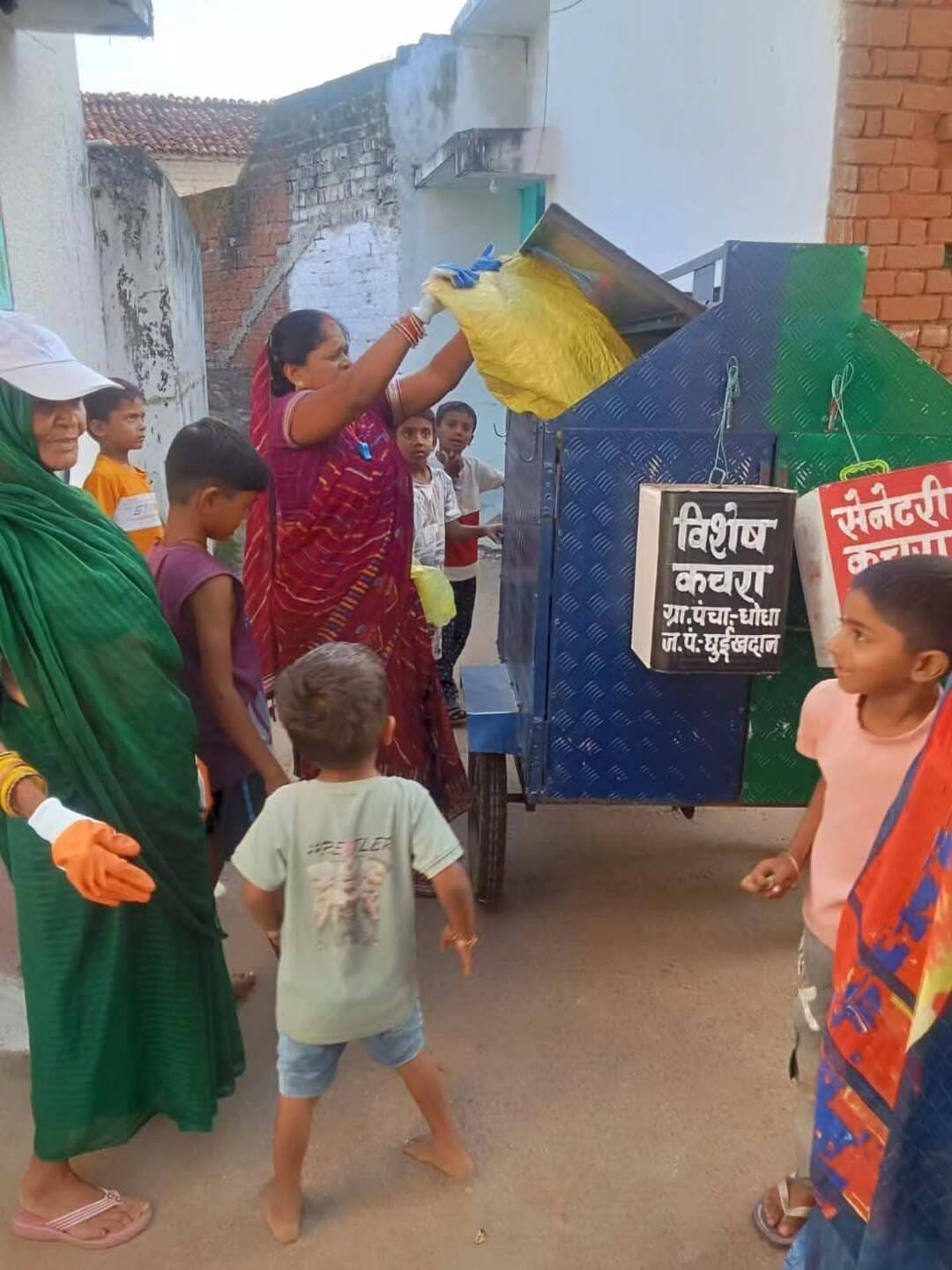 सेवा संकल्प अभियान-2026 : ग्राम पंचायतों में चार प्रकार के ठोस अपशिष्ट का पृथक्करण एवं संग्रहण
चार अलग-अलग कंटेनरों के माध्यम से कचरा संग्रहण, ‘कचरा अलग-अलग, गांव स्वच्छ’ की दिशा में पहल
#सेवा_संकल्प_अभियान #SevaSankalpAbhiyan #SevaSankalp #JanSeva #JanBhagidari ViksitChhattisgarh SevaSeVikas
CGkeAshirwadkaDiya
sevasankalpabhiyan
modiat25
vishnubhaiya