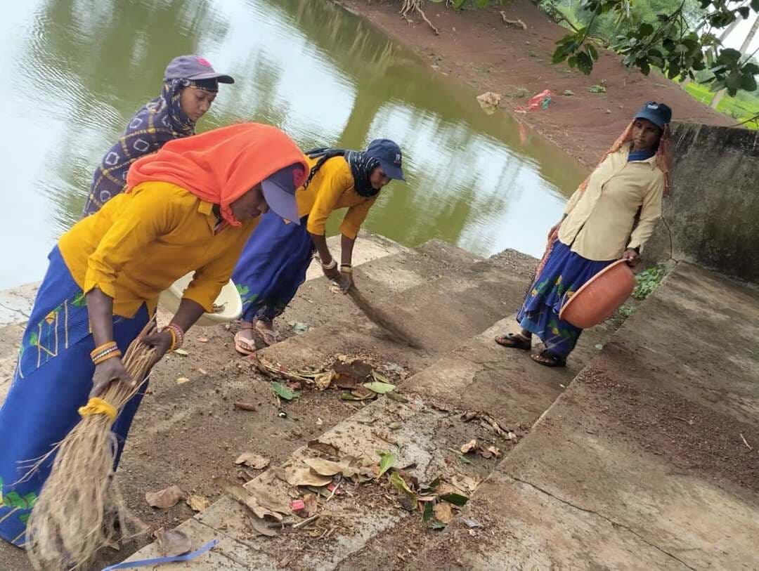 सेवा संकल्प अभियान-2026 के अंतर्गत जिले में संचालित ‘स्वच्छता ही सेवा’ अभियान के तहत ग्रामीण क्षेत्रों में स्वच्छता गतिविधियों का व्यापक आयोजन किया जा रहा है। जिला कलेक्टर श्री इन्द्रजीत सिंह चंद्रवाल के दिशा-निर्देश एवं मुख्य कार्यपालन अधिकारी, जिला पंचायत के मार्गदर्शन में जिले की विभिन्न ग्राम पंचायतों में नदी एवं तालाब घाटों की साफ-सफाई के लिए विशेष स्वच्छता अभियान चलाया जा रहा है
#सेवा_संकल्प_अभियान #SevaSankalpAbhiyan #SevaSankalp #JanSeva #JanBhagidari ViksitChhattisgarh SevaSeVikas
CGkeAshirwadkaDiya
sevasankalpabhiyan
modiat25
vishnubhaiya