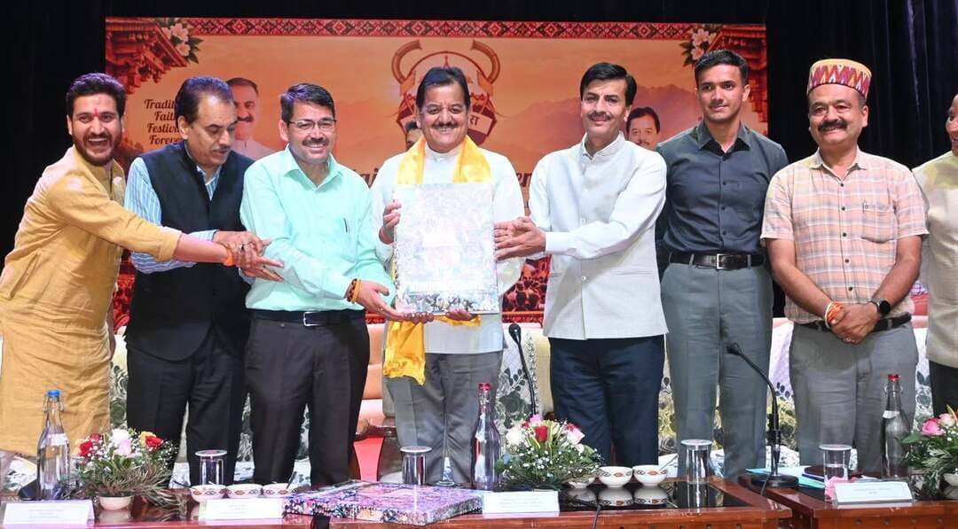 भव्य ग्लोबल नृत्य व ड्रोन एवं लेज़र शो होंगे आकर्षण का केंद्र : सुंदर सिंह ठाकुर विधायक एवं अध्यक्ष दशहरा कमेटी
Kullu Times
इस वर्ष अंतर्राष्ट्रीय कुल्लू दशहरा का आयोजन 21 से 27 अक्टूबर तक किया जाएगा। इस वर्ष यह प्रयास किए जा रहे हैं कि बेहतरीन अंतर्राष्ट्रीय सांस्कृतिक दलों की इसमें सहभागिता हो। इस बार एक विशेष सांस्कृतिक कार्यक्रम भी आयोजित किया जाएगा, जिसमें भारतीय और विदेशी संस्कृति का मिश्रण प्रस्तुत किया जाएगा तथा इसे ग्लोबल नृत्य के रूप में डिजाइन करके प्रस्तुत किया जायेगा। हर वर्ष की भांति अंतर्राष्ट्रीय नृत्य महोत्सव इस आयोजन का मुख्य आकर्षण है, जिसमें हिमाचल प्रदेश के रंगारंग लोक नृत्यों के साथ-साथ विभिन्न राज्यों की संस्कृति को भी प्रदर्शित किया जाएगा।यह बात विधायक एवं अंतर्राष्ट्रीय कुल्लू दशहरा उत्सव आयोजन समिति के अध्यक्ष सुंदर सिंह ठाकुर ने अटल सदन में आयोजित बैठक को संबोधित करते हुए कही। उन्होंने कहा की 17वीं शताब्दी से चली आ रही कुल्लू दशहरा की ऐतिहासिक परंपरा की झलक पुरे विश्व स्तर दिखाई दे इसके लिए पूरा प्रयास किये जायेंगे। उन्होंने कहा कि कुल्लू में लगभग 365 स्थानीय देवी-देवता निवास करते हैं इसलिए इस भूमि को देवभूमि के रूप में जाना जाता है। उन्होंने कहा कि इस वर्ष के आयोजन के लिए सभी देवी-देवताओं को निमंत्रण भेजा जा चुका है। उन्होंने कहा कि सात दिवसीय यह कार्यक्रम बीते वर्षों की परंपरा के अनुसार मनाया जाएगा, हालांकि इसमें प्रतिवर्ष की तरह और अधिक आकर्षक एवं सुंदर बनाने के प्रयास जारी रखेंगे। उन्होंने कहा कि प्लाटों के आवंटन की प्रक्रिया को अधिक पारदर्शी तथा समावेशी बनाने का प्रयास किया गया है तथा प्लाटों के बेस प्राइस में कोई वृद्धि नहीं की गई है। उन्होंने कहा कि कुल्लू का दशहरा अपनी अनूठी देव संस्कृति की दृष्टि से सबसे भव्य एवं बड़ा उत्सव है तथा पूरे देश में एक विशेष महत्व रखता है। उन्होंने कहा कि कुल्लू दशहरे में इस बार अंतरराष्ट्रीय स्तर के सांस्कृतिक नृत्य 'ग्लोबल नृत्य' का आयोजन किया जा रहा है। इसमें विभिन्न देशों के सांस्कृतिक दलों सहित भारत के सांस्कृतिक नृत्यों का भव्य सम्मिश्रण होगा तथा इस विशिष्ट आयोजन को लेकर पेशेवर कोरियोग्राफर की मदद ली जाएगी जिससे इस के थीम सॉन्ग को आकर्षक एवं भव्य तरीके से प्रस्तुतीकरण के लिए तैयार किया जाएगा। उन्होंने कहा 'ग्लोबल नृत्य' के माध्यम से विदेश से आए हुए सांस्कृतिक दल कुल्लू की परंपरा से रूबरू होते हुए अपने देश में कुल्लू की संस्कृति का प्रचार प्रसार करने में भी मददगार साबित होंगे। उन्होंने कहा कि इस वर्ष उत्सव के दूसरे, चौथे व छठे दिवस को भव्य ड्रोन शो आयोजन किया जाएगा जिसमें लगभग 500 ड्रोन उड़ा कर सुंदर भव्य प्रदर्शन किया जाएगा इसके साथ ही लेज़र शो का भी भव्य आयोजन किया जाएगा । भारतीय सांस्कृतिक संबंध परिषद (आईसीसीआर) के सौजन्य से विभिन्न देशों के दल , एनजेडसीसी से राजस्थान, उत्तराखंड , जे एंड के तथा पंजाब केसांस्कृतिक दलों सहित उत्तर भारतीय राज्यों तथा हिमाचल के विभिन्न जिलों के बेहतरीन सांस्कृतिक दलों को भी आमंत्रित किया गया है। उन्होंने कहा कि यह उत्सव रघुनाथ जी की रथ यात्रा के साथ शुरू होगा और 300 से अधिक स्थानीय देवता इस विशाल कार्यक्रम में भाग लेते हैं। उन्होंने कहा कि इस बार दशहरा उत्सव में बड़ी संख्या में पर्यटकों के आने की संभावना है इसके लिए उन्होंने जिला के सभी लोगों सहित देव समाज के प्रतिनिधियों से भी इस देव समागम के उत्सव को सफल बनाने के लिए सहयोग की अपील की है।उन्होंने इस दौरान होने वाली खेलकूद गतिविधियों के लिए भी इनाम की राशि बढ़ाने की बात कही। इसके अतिरिक्त दशहरा उत्सव में 19 सरकारी विभागों की प्रदर्शनियों के स्टॉल भी लगाए जाएंगे। बैठक में कानून व्यवस्था सुचारू रखने के लिए होमगार्डस की तैनाती, ट्रैफिक स्वयंसेवक व चेक पोस्ट तथा पार्क पार्किंग की व्यवस्था के संचालन पर भी चर्चा की गई । पुलिस द्वारा कड़ी निगरानी के लिए एक कंट्रोल टावर स्थापित किया जाएगा जहां से पूरे मेला परिसर पर नजर रखी जाएगी । मेले में आने वाले आम लोगों की सुविधा के लिए 30 इलेक्ट्रिक बसों को विशेष रूप से चलाया जाएगा तथा आनी- निरमंड ,मणिकरण, लग तथा उझी घाटी के लिए भी विशेष बसें में चलाई जाएंगी । प्रदर्शनी मैदान में विशेष डी-एडिक्शन परामर्श केंद्र स्थापित किया जाएगा जिसमें नशे से प्रभावित युवाओं को इलाज की ओर प्रोत्साहित तथा उनके मार्गदर्शन करने के लिए विशेषज्ञ परामर्श देंगे। साफ- सफाई की व्यवस्था को लेकर नगर परिषद कुल्लू द्वारा रात के 12 बजे के बाद मेला परिसर की सफाई करवाई जाएगी ताकि अगले दिन निर्बाध रूप से मेला शुरू हो सके। उन्होंने कहा कि देवताओं के साथ आने वाले बजंतरियों को दी जाने वाली राशि भी सीधे उनके खाते में जमा जाएगी ताकि वे मेले के दौरान अपनी आवश्यकताओं पर खर्च कर सकें।
कुल्लू दशहरा उत्सव के उपलक्ष्य में पूर्वावलोकन (कर्टन रेज़र) जारी -इससे पूर्व कुल्लू दशहरा उत्सव के उपलक्ष्य में पूर्वावलोकन (कर्टन रेज़र) कार्यक्रम का आयोजन किया गया। सुन्दर सिंह ठाकुर ने कहा हिमाचल पर्यटकों के स्वागत के लिए पूरी तरह से तैयार है इस अवसर पर दशहरा उत्सव पर एक टीज़र जारी कर, एक कॉफ़ी टेबल पुस्तिका का भी विमोचन किया। उन्होंने कहा कि दिल्ली में भी दशहरा उत्सव का कर्टन रेजर जारी किया जाएगा। उन्होंने दशहरा कमेटी की ओर से सभी को दशहरा उत्सव में अपनी भागीदारी सुनिश्चित करने के लिए निमंत्रण दिया।बैठक की कार्रवाई का संचालन कार्यकारी उपायुक्त एवं उपाध्यक्ष दशहरा उत्सव कमेटी सुरजीत सिंह राठौर ने किया। बैठक में बंजार के विधायक सुरेंद्र शौरी , विधायक आनी लोकेंद्र कुमार ,अध्यक्ष मिल्क फेडरेशन बुद्धि सिंह ठाकुर, अध्यक्ष एपीएमसी रामसिंह मियां, जिला कांग्रेस अध्यक्ष सेसराम आजाद, नगर परिषद अध्यक्ष आशा ठाकुर, उपाध्यक्ष शालिनी राय, श्रीरघुनाथ के प्रतिनिधि दानवेंद्र सिंह, कारदार संघ के अध्यक्ष दोत राम ठाकुर, पुलिस अधीक्षक अभिषेक एस , समस्त अधिकारी एवं गैर अधिकारी सदस्य तथा गणमान्य लोग उपस्थित रहे।