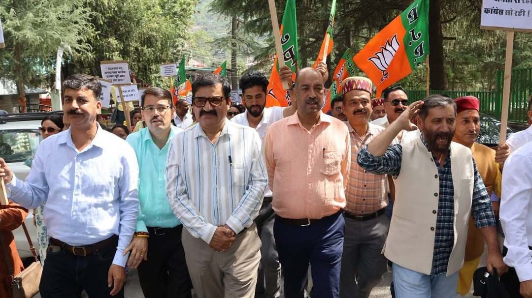 प्रदेश कांग्रेस सरकार के खिलाफ कुल्लू में भाजपा का विरोध प्रदर्शन, जम कर कसे गए तंज।
पूर्व मंत्री गोविंद ठाकुर बोले मुख्यमंत्री सुक्खू का कुल्लू से बैर, ना कोई विकास न ही मंत्रीपद
Kullu Times
कुल्लू जिला भाजपा ने जिला अध्यक्ष अमित सूद की अध्यक्षता में प्रदेश कांग्रेस के खिलाफ सड़कों पर उतर कर जम कर हल्ला बोला और वर्तमान सुक्खू सरकार को अब तक की सबसे नाकारा और जनविरोधी सरकार का तमगा दे डाला। विरोध प्रदर्शन में पूर्व मंत्री गोविंद ठाकुर, विधायक सुरेंद्र शौरी, लोकेंद्र , नरोतम ठाकुर, अखिलेश कपूर ,भीमसेन शर्मा ,दानवेंद्र सिंह,सहित भारतीय जनता पार्टी के सैंकड़ो कार्यकर्ता उपस्थित रहे।
पूर्व मंत्री गोविंद ठाकुर ने मुख्यमंत्री सुखविंद्र सिंह सुक्खू पर तंज कसते हुए कहा की कुल्लू से मुख्यमंत्री की ना जाने कैसी नाराजगी है कि ना जिले में कोई विकास कार्य हो रहा है और बार बार आश्वाशन के बाद कुल्लू को मंत्रीपद मिल पा रहा है। उन्होंने कहा की पिछले चार बर्षों से प्रदेश सरकार विकास कार्यों के मामले में पूरी तरह असफल रही है और जनता का विश्वास इस सरकार से उठ चुका है जिसकी झलक पंचायती राज चुनावों में पूरा प्रदेश देख चुका है। प्रदेश की जनता ने इन चुनावों में प्रदेश सरकार को सत्ता से हटाने का मन बना लिया है। उन्होंने कहा कि पिछले चार वर्षों से जिला कुल्लू हासिये पर है और स्थानीय कांग्रेस नेतृत्व कुल्लू के हितों को सरकार के समक्ष रखने में असफल सिद्ध हुआ है।
विधायक सुरेंद्र सौरी ने दस गारंटीयों पर सरकार को घेरते हुए कहा की चुनाव पूर्व कांग्रेसी नेताओं द्वारा दी गयी एक भी गारन्टी को प्रदेश सरकार पूरा नहीं कर पाई है। महिलाएं ,युवा, कर्मचारी, पेंसनर सहित समाज का हर वर्ग ठगा हुआ महसूस कर रहा है। ना महिलाओं को पंद्रह सौ मिल रहे हैं, ना युवाओं को रोजगार मिल रहा है, पशु पालकों का दूध सरकार खरीद नहीं रही है और बागवान खराब सड़कों के कारण अपनी फसलों को बाजार तक नहीं पहुंचा पा रहे हैं। उन्होंने कहा की अब समय आ गया है की इस जन और विकास विरोधी सरकार को उसकी भाषा में ही जवाब दिया जाए।
विधायक लोकेंद्र ने प्रदेश में लगातार बिगड़ रही कानून व्यवस्था का हवाला देते हुए प्रदेश सरकार की माफियायों के हाथ की कठपुतली का नाम दे दिया। उन्होंने कहा की प्रदेश में लगातार अपराधिक गतिविधियां रिकॉर्ड तोड़ रही है , विशेष तौर पर महिलाओं से संबंधित आपराधिक मामले आम बात हो गई है परंतु सरकार मूकदर्शक बनी हुई है।
जिला अध्यक्ष ने कुल्लू जिला में अवैध खनन को बड़ा मुद्दा कहते जिला कुल्लू में ब्यास नदी में हुए अवैध खनन को भ्रष्टाचार का जीता जागता उदाहरण कहा। उन्होंने कहा जिस प्रकार से खनन विभाग के कार्यक्षेत्र वाले कार्य को नियमों के विपरीत वन विभाग से करवा कर करोड़ों रुपये का हेरफेर हुआ है उसकी उचित जांच करवा कर दोषियों पर उचित कार्यवाही होनी चाहिए।
BJP KULLU HP BJP Himachal Pradesh